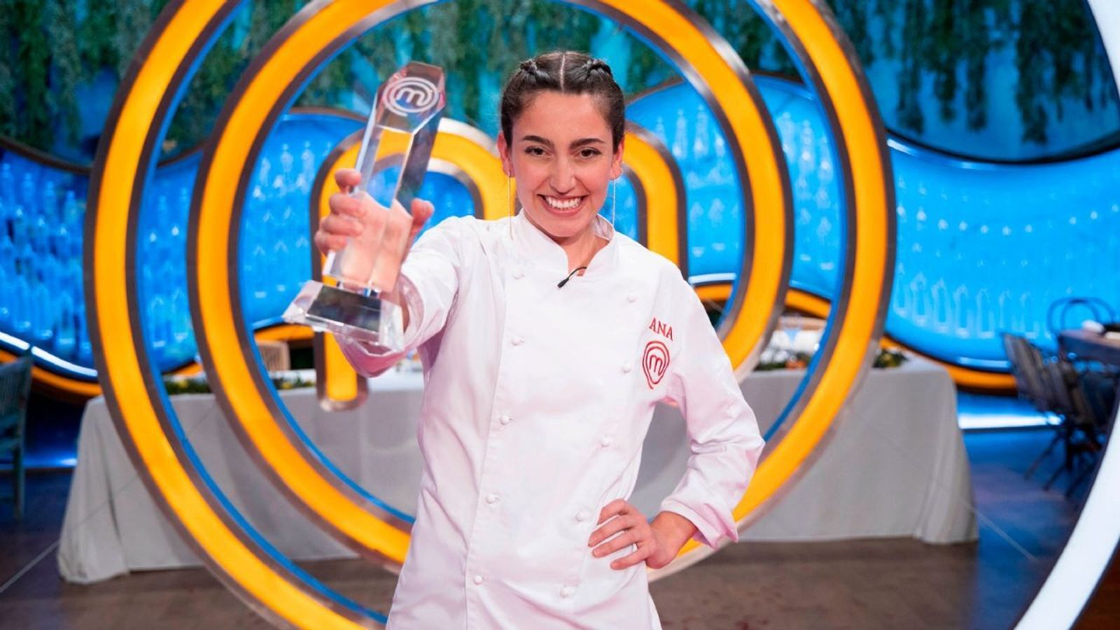 Ana Iglesias, con su trofeo en 'MasterChef'.