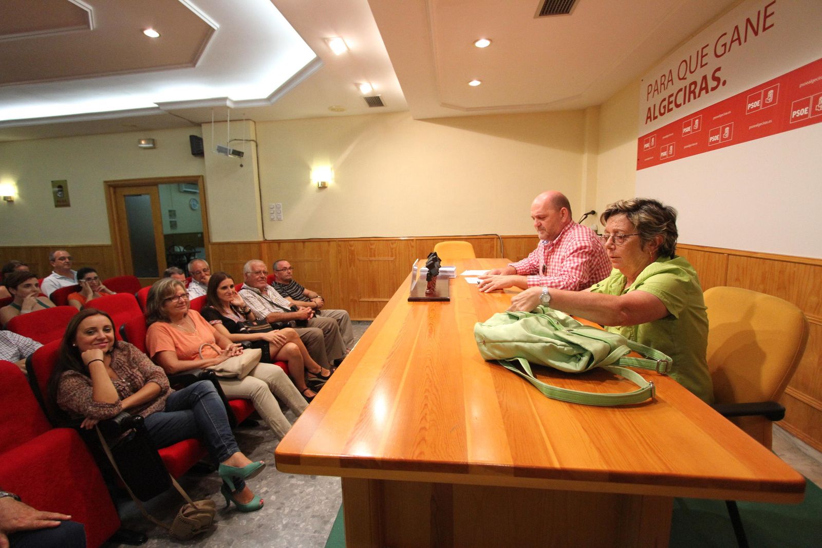Teresa Pollo, a la derecha, durante una reunión del PSOE de Algeciras.