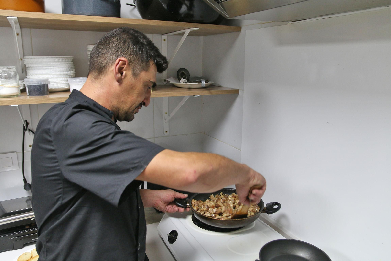 Imágenes de la ruta por bares y tiendas de comercio contra la Almería Vaciada