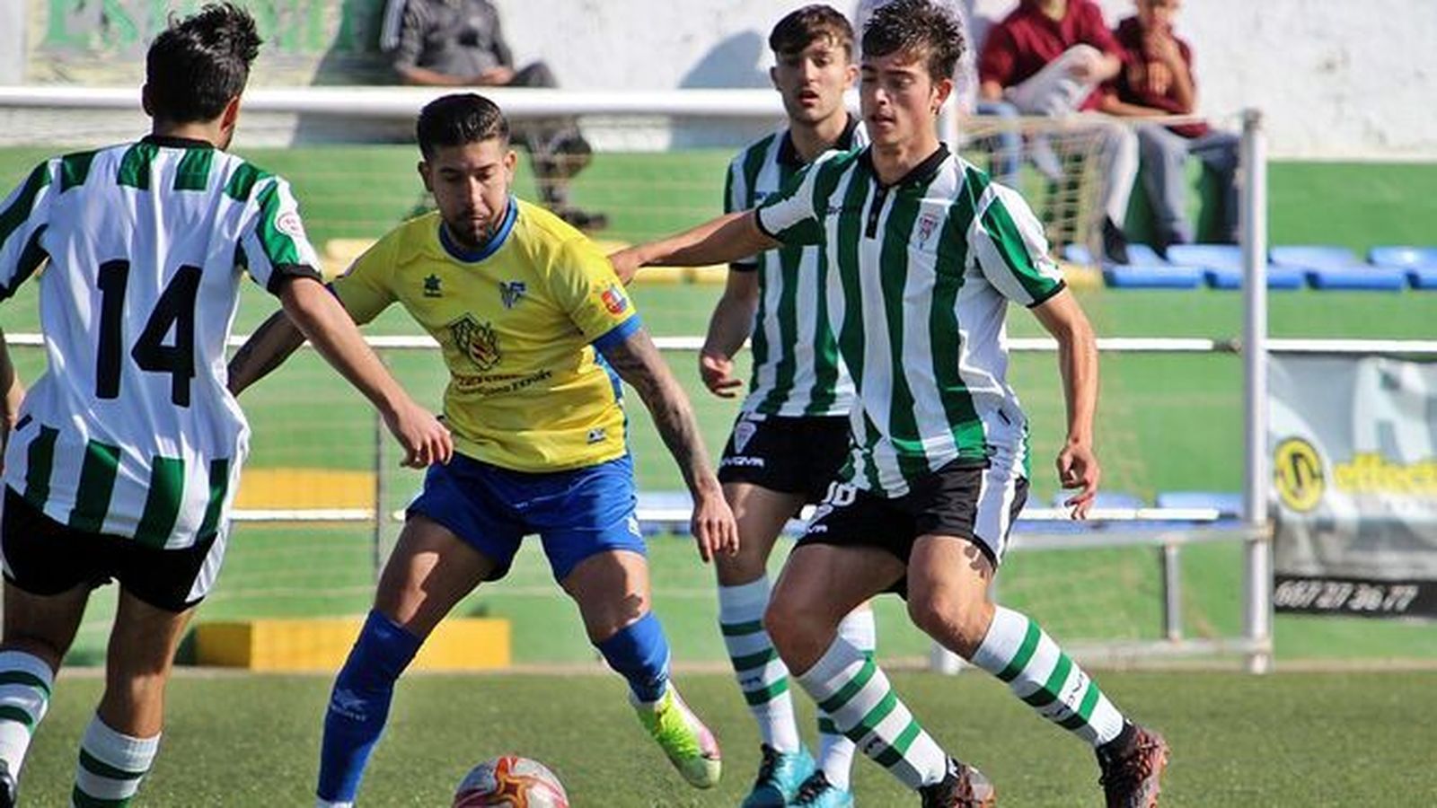 Manu Heredia trata de buscar una salida rodeado de adversarios.