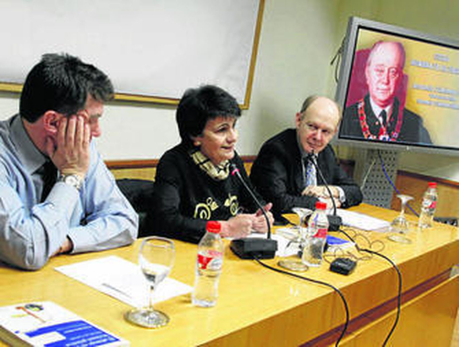 Momento de la conferencia celebrada ayer en el Centro Artístico, a cargo de su hijo Gonzalo Jiménez-Blanco.