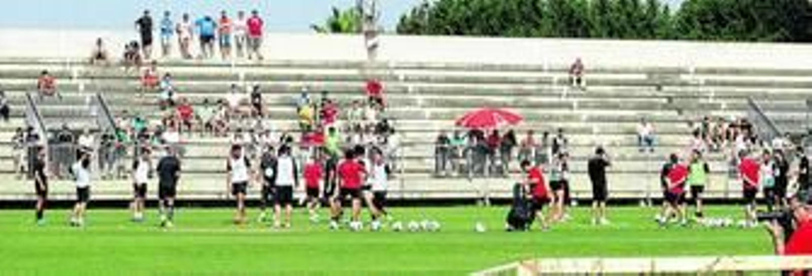 La plantilla del Córdoba se ejercita durante el día de ayer en la Ciudad Deportiva ante una nutrida presencia de aficionados blanquiverdes.