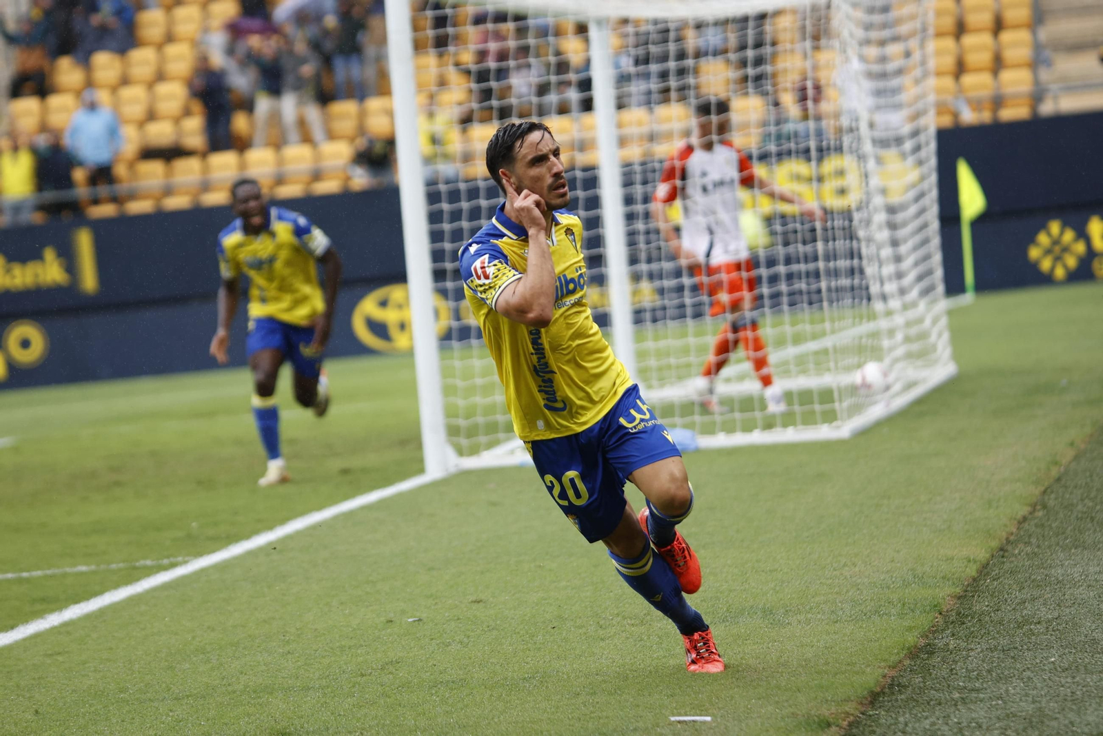 Iza Carcelén se lleva el dedo a la oreja tras marcar ante el Real Oviedo.
