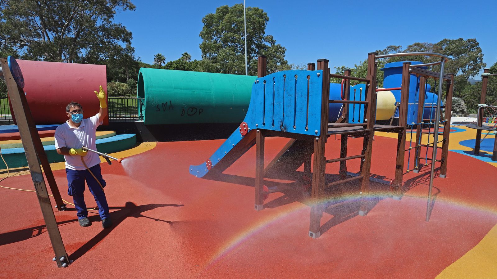 Un operario municipal desinfecta el Parque del Tren para su reapertura en la Villa de Los Barrios