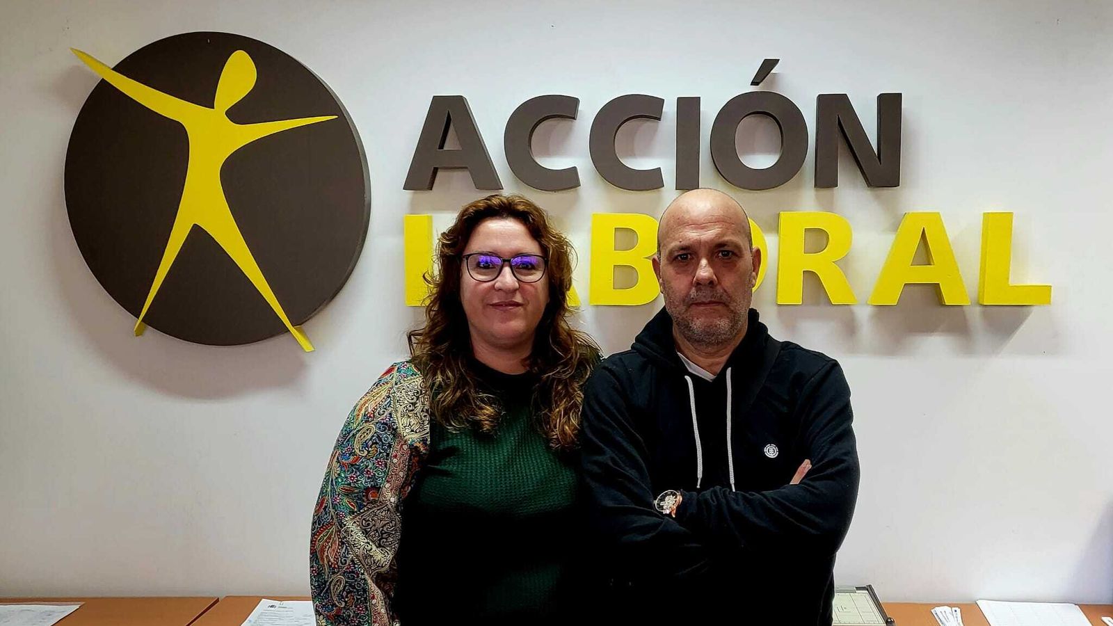 Beatriz Martín y Luciano Morata, usuario que ha conseguido un empleo gracias a Acción Laboral Almería.