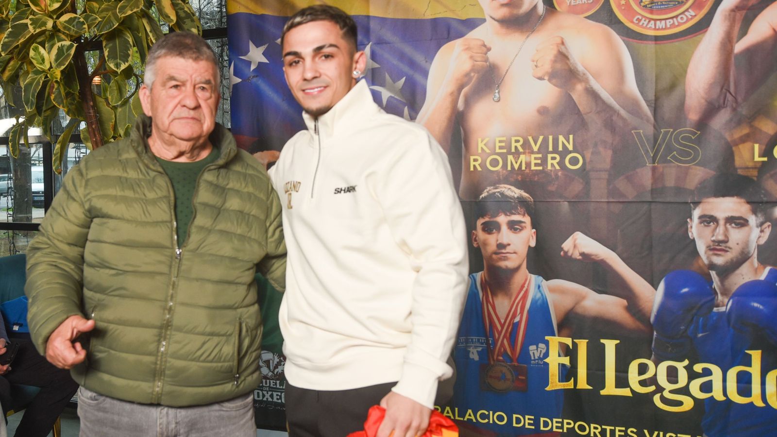 Rafa Lozano Jr. posa junto a su abuelo.