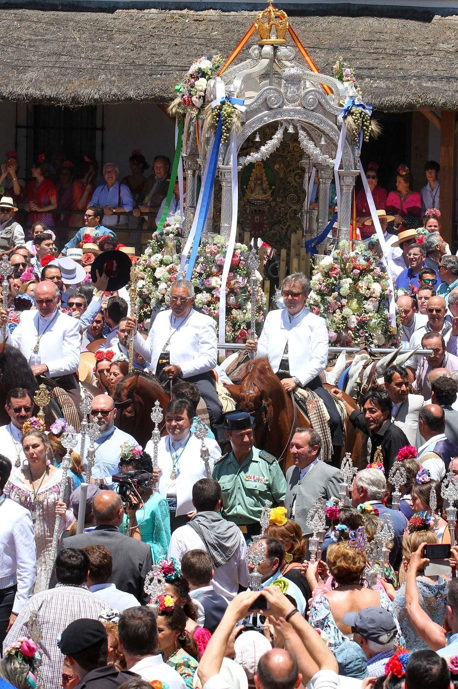 El Simpecado de la Hermandad de Huelva se dirige a la presentación. El Simpecado de la Hermandad de Huelva se dirige a la presentación.