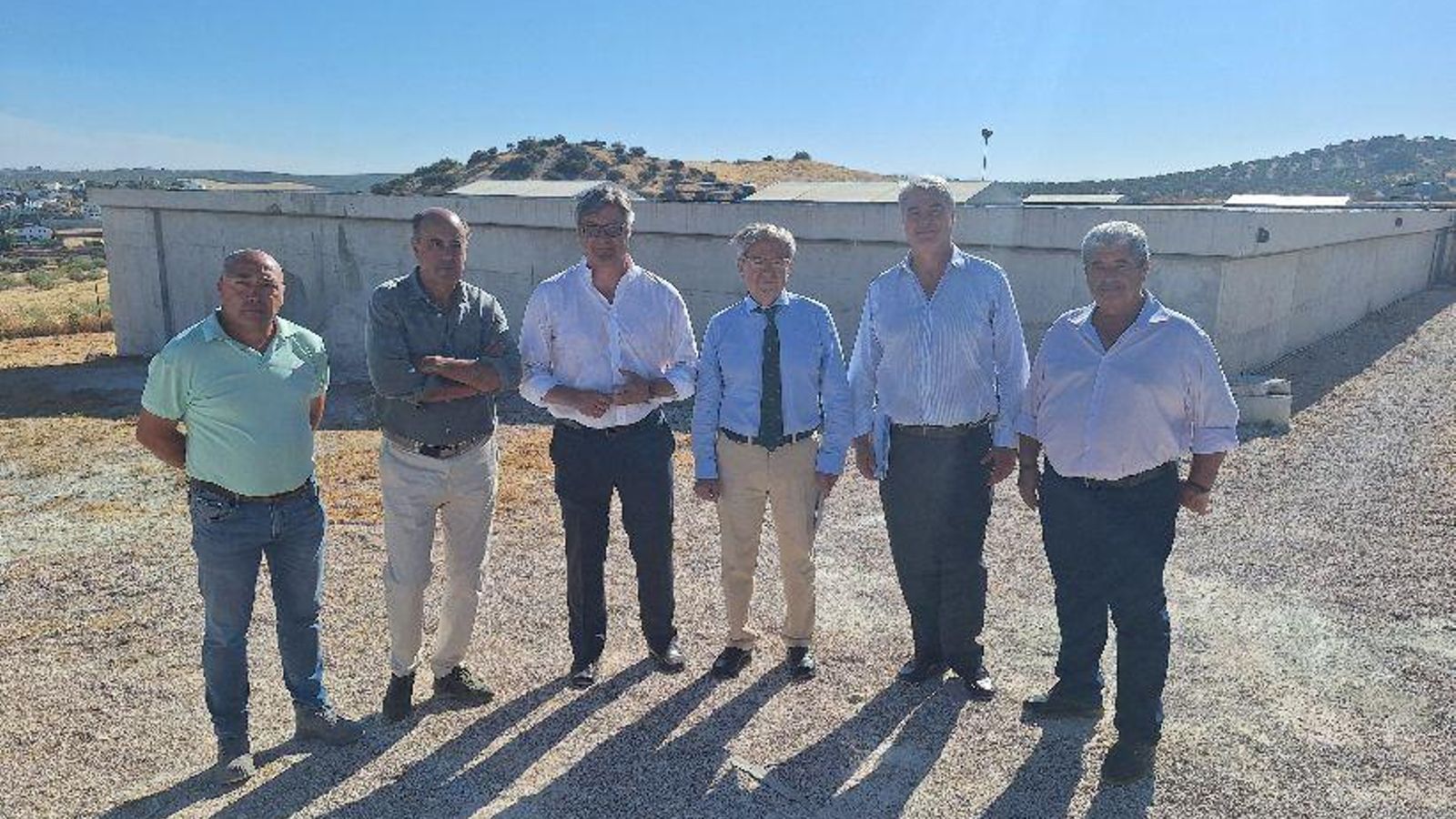 El alcalde de Puente Genil, Sergio Velasco, el presidente de la Diputación de Córdoba, Salvador Fuentes, y el gerente de la empresa provincial Emproacsa, Manuel Martín en su visita al depósito