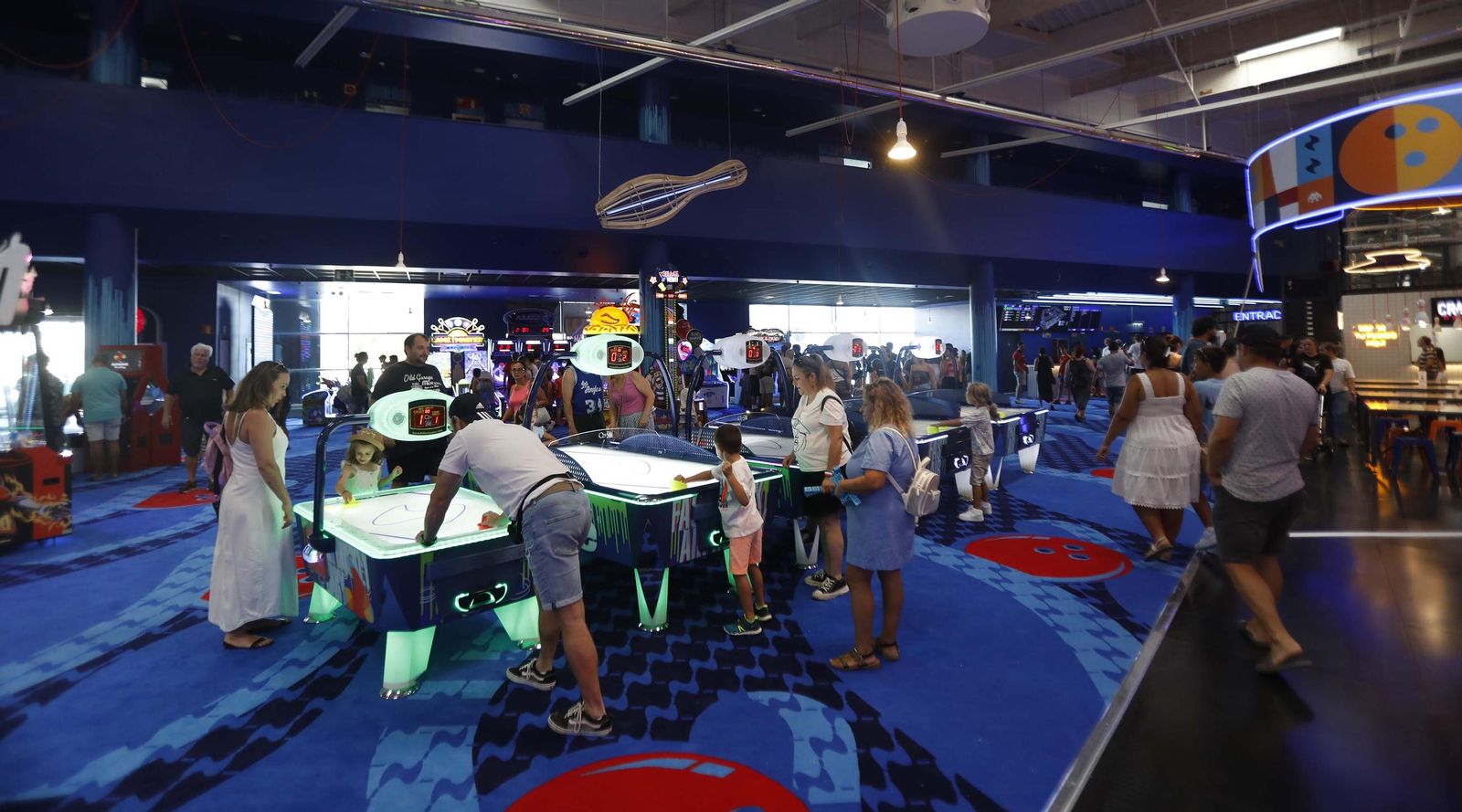 Las fotos de la inauguración del centro de ocio Ozone Bowling en Palmones