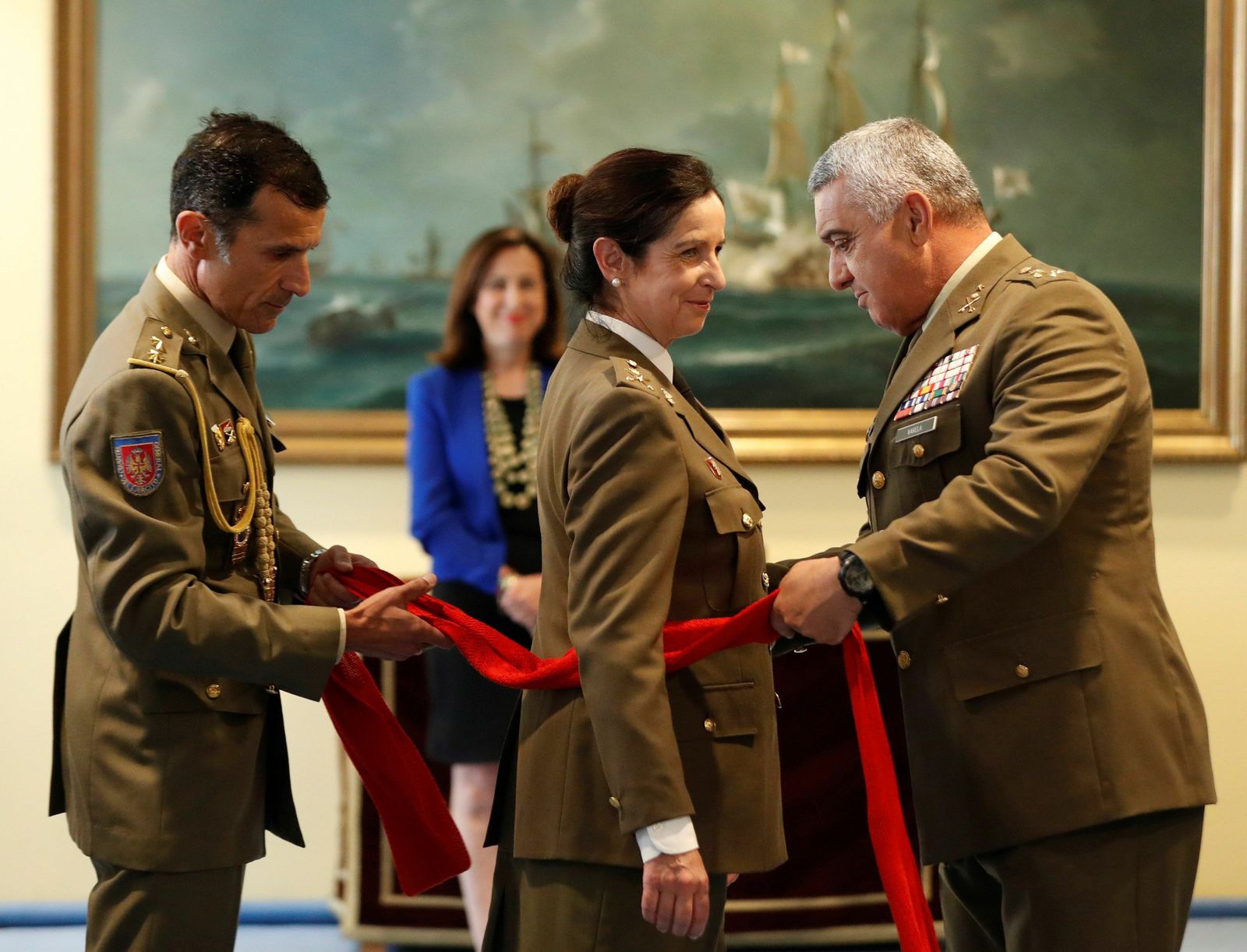 Francisco Javier Varela (derecha), jefe de Estado Mayor del Ejército, impone a Patricia Ortega el fajín de general.
