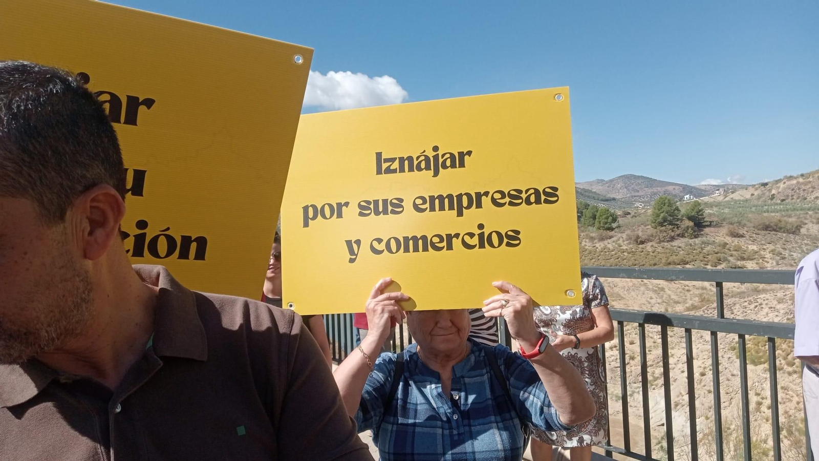 La protesta de Iznájar por el mal estado de las infraestructuras y los servicios públicos, en fotografías