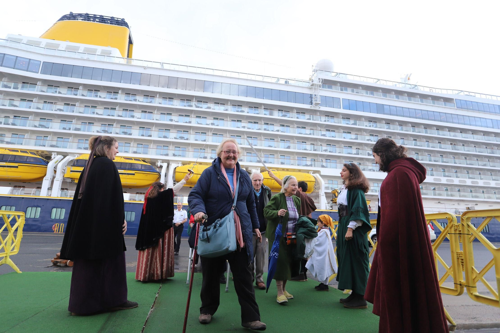 Llegada del crucero ‘Spirit of Discovery’ con cientos de turistas a Huelva el pasado enero, una imagen que tardará en repetirse..