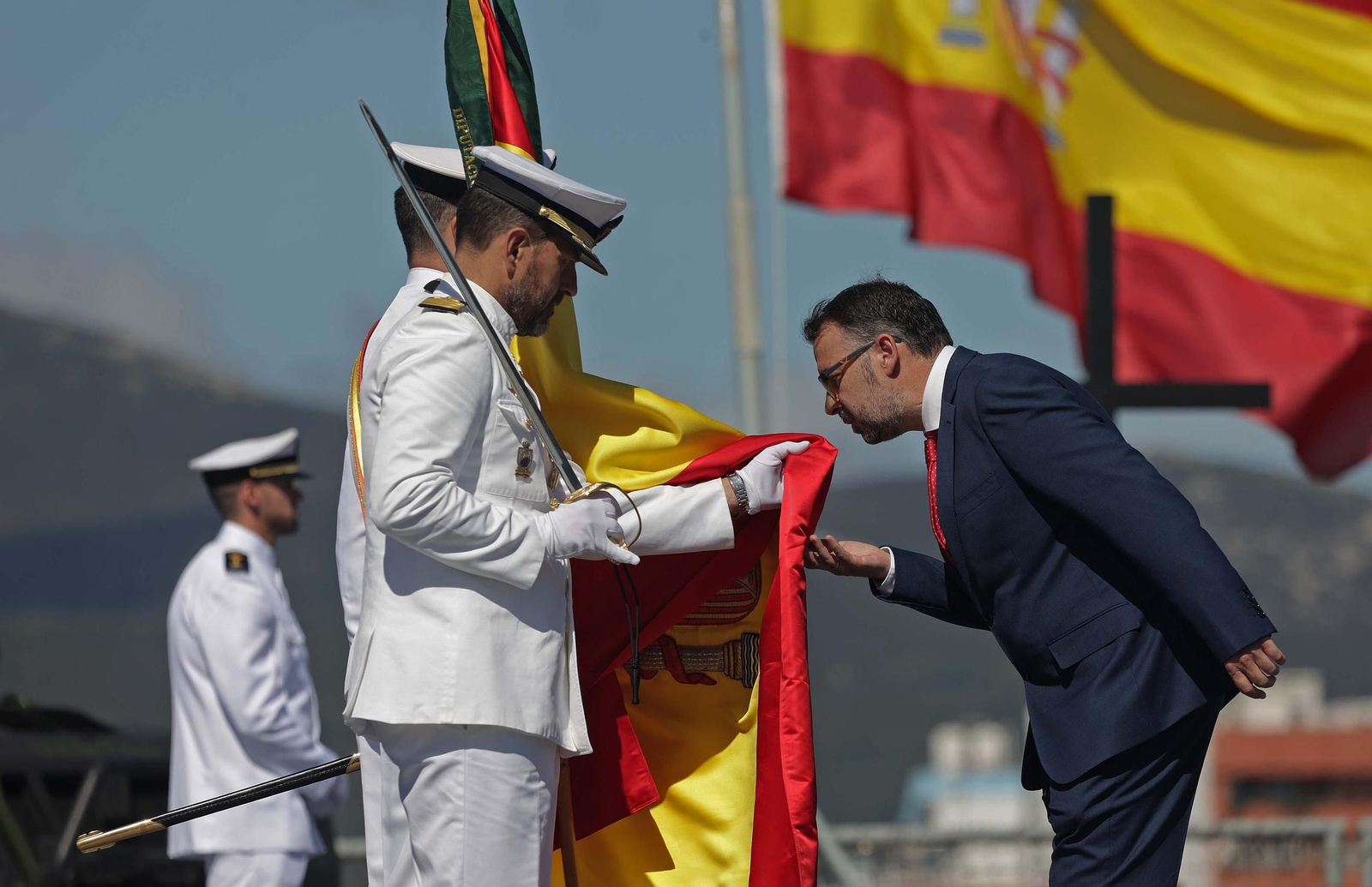 Fotos de la Jura de Bandera para personal civil a bordo del Buque de Asalto Anfibio 'Castilla' en Algeciras