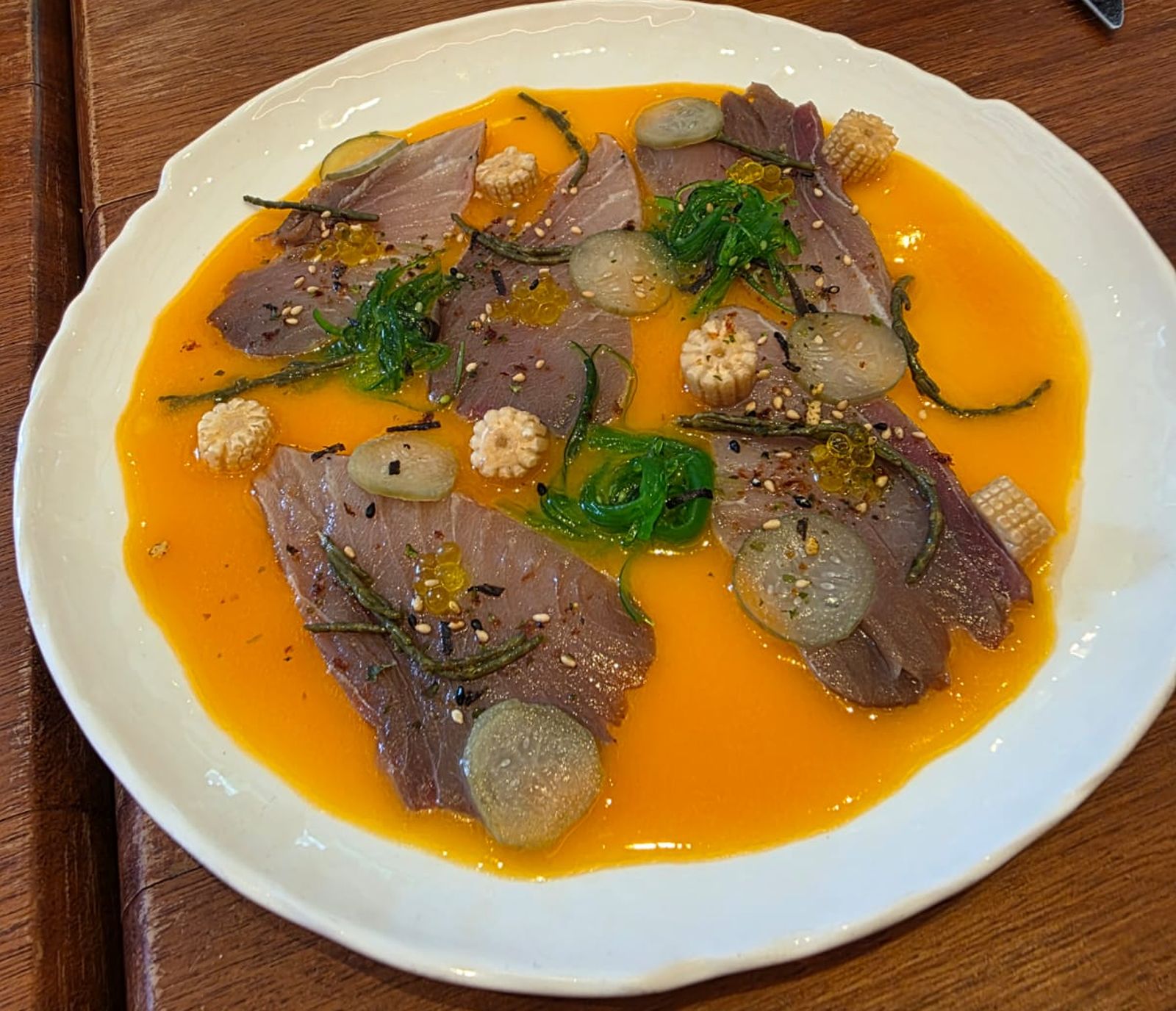 Tiradito de solomillo en kombu.
