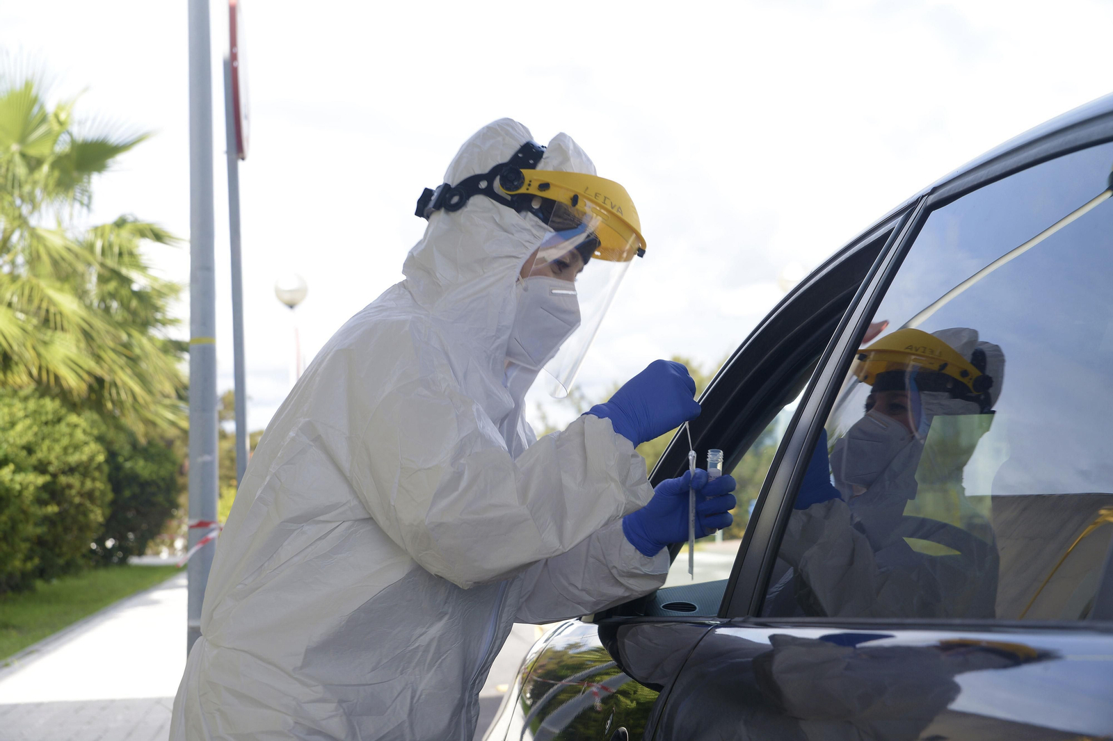 Toma de muestras para PCR en el autocovid del hospital Punta de Europa