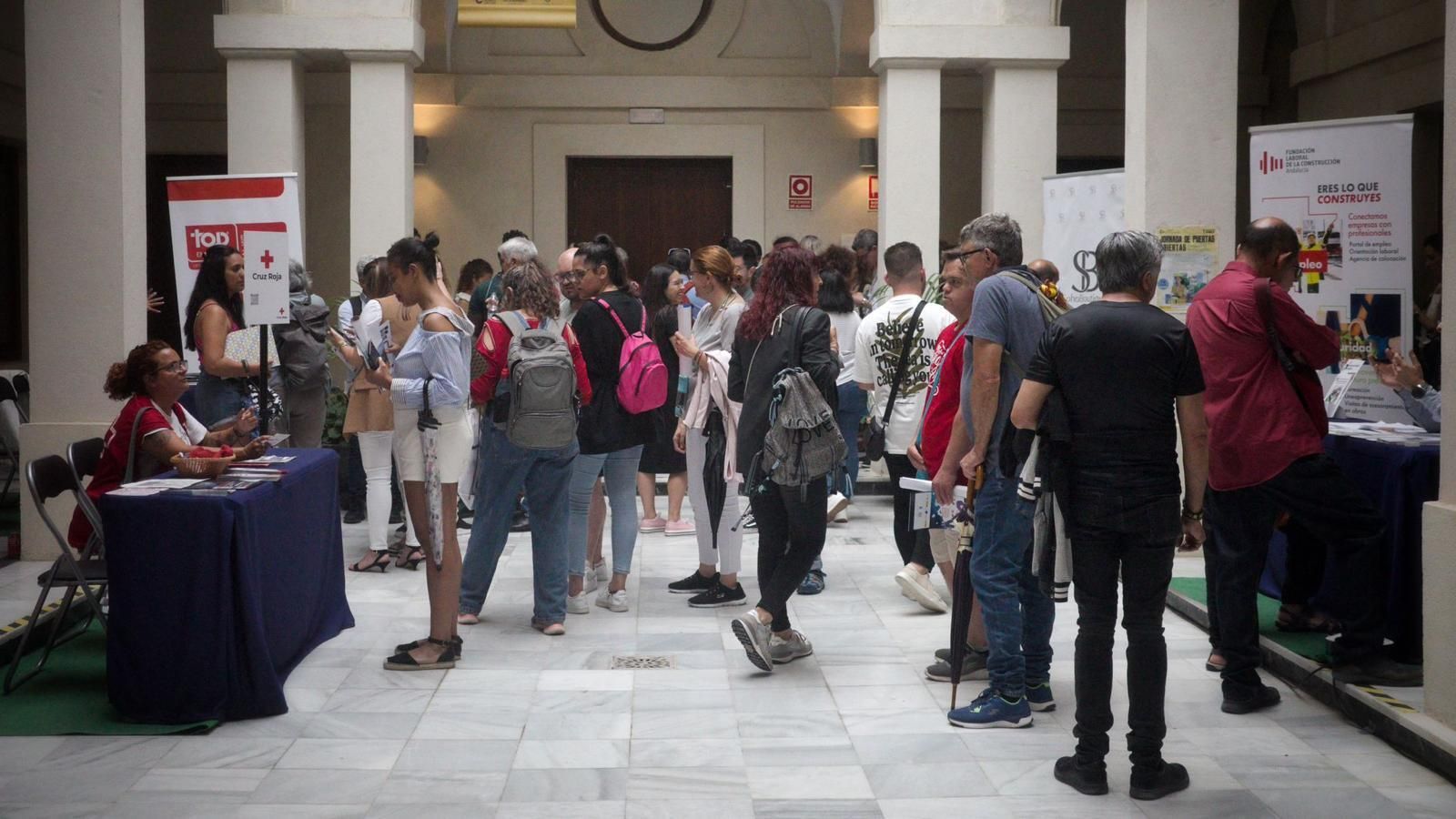 Gran acogida de la IV Feria de Empleo de Cruz Roja