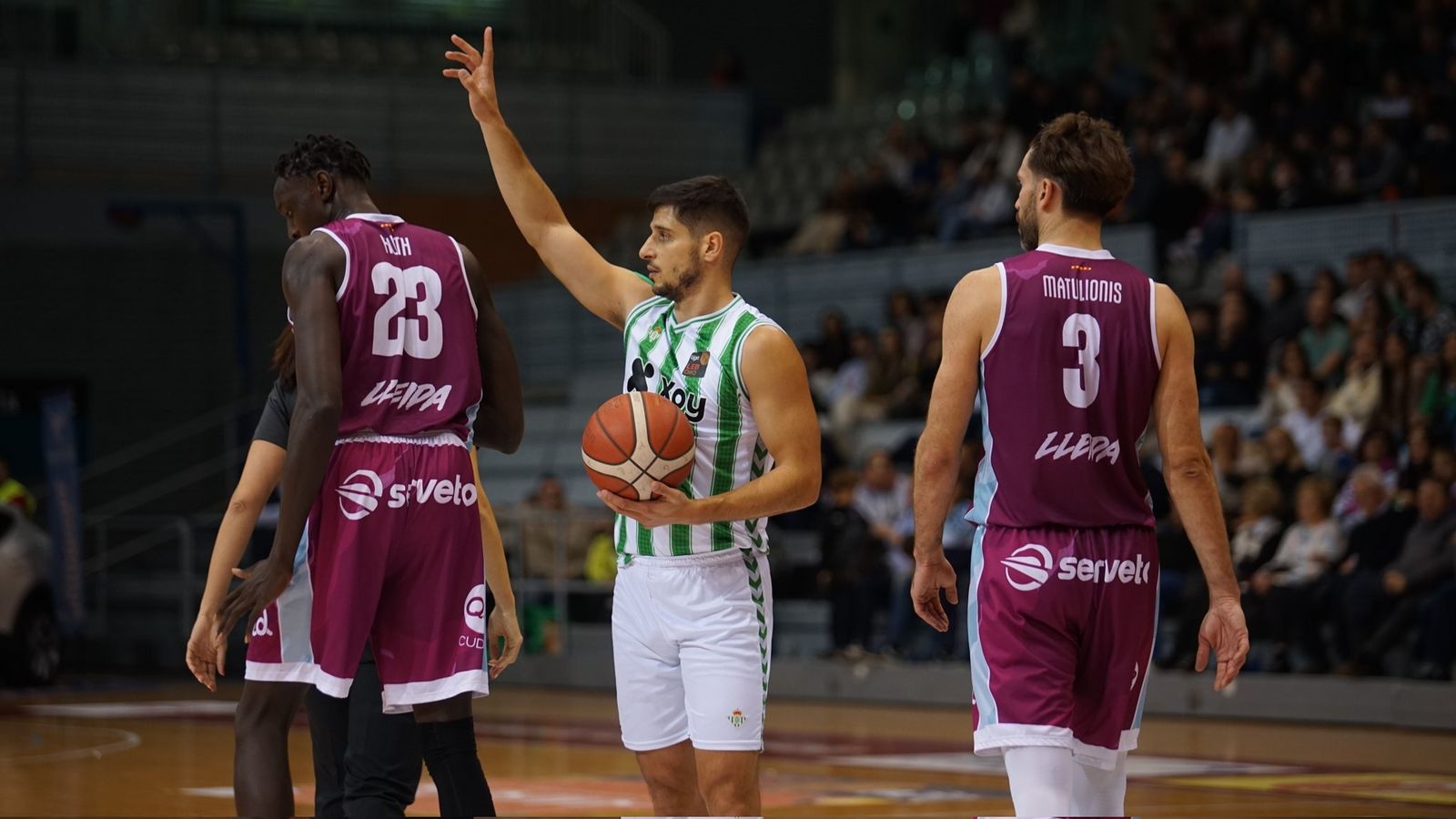 Rogic levanta la mano asumiendo una personal.