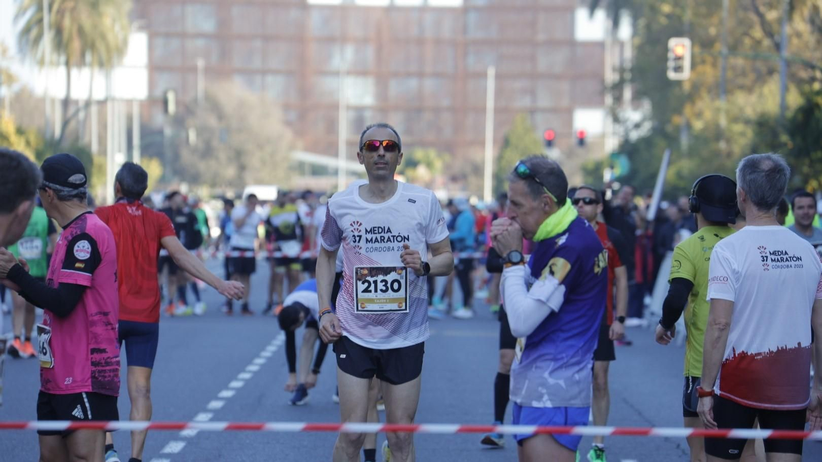 Atletas populares calientan antes de tomar la salida en la pasada edición de la Media Maratón de Córdoba.