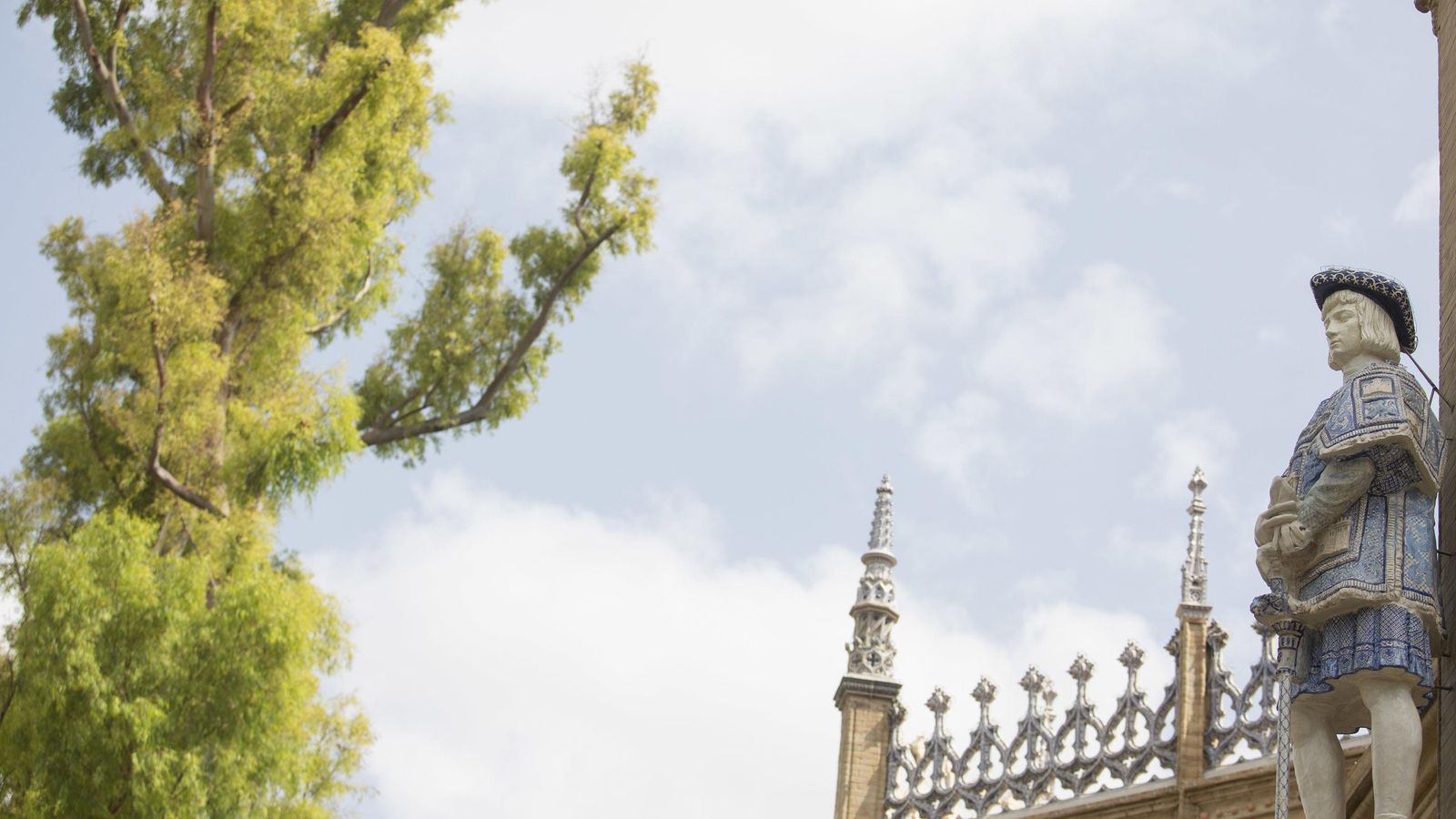 Uno de los maceros que adornan la fachada y que han sido recuperados.