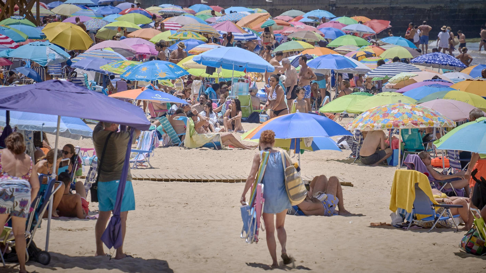 Imágenes inéditas en La Caleta con colas para entrar al completarse el aforo