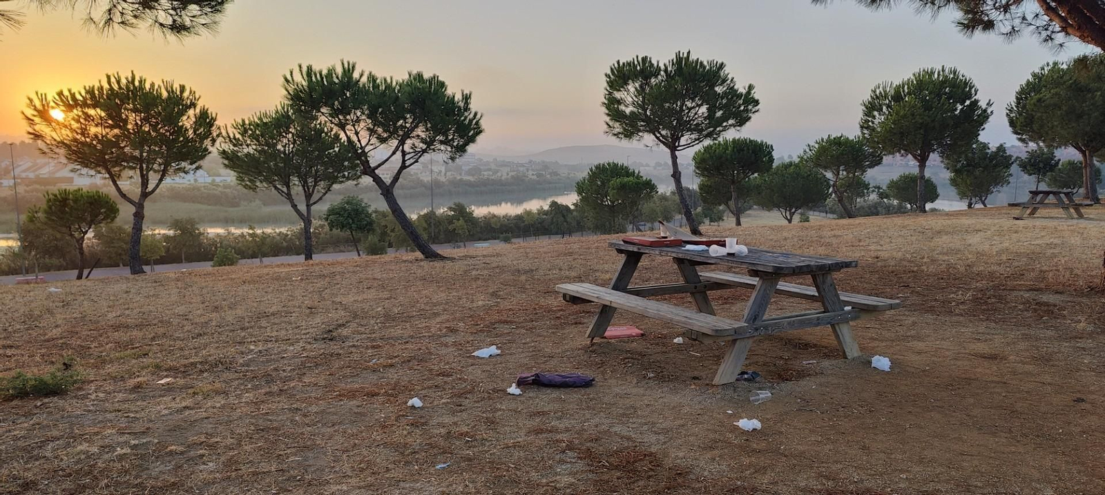 Estado en el que dejan las mesas de la Laguna de Torrox con restos de basuras y desperdicios Estado en el que dejan las mesas de la Laguna de Torrox con restos de basuras y desperdicios