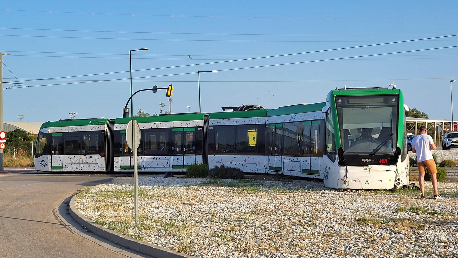 Las fotos del accidente entre el Metro de Málaga y un coche en El Cónsul