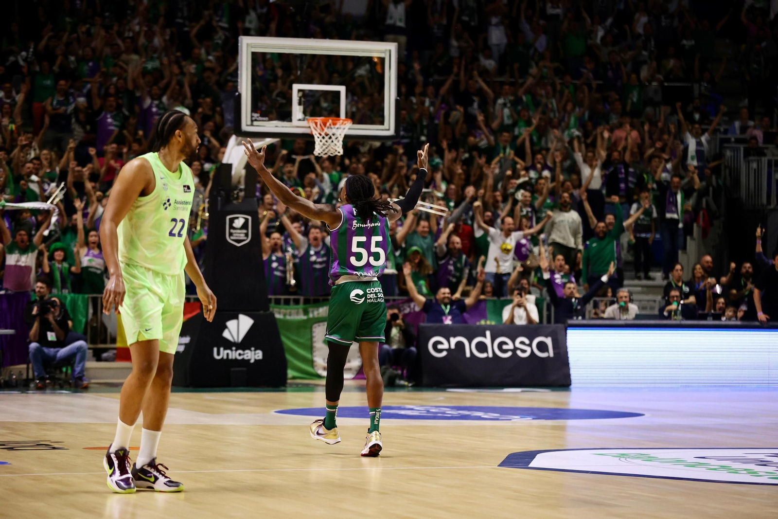 Kendrick Perry celebra un triple matador.