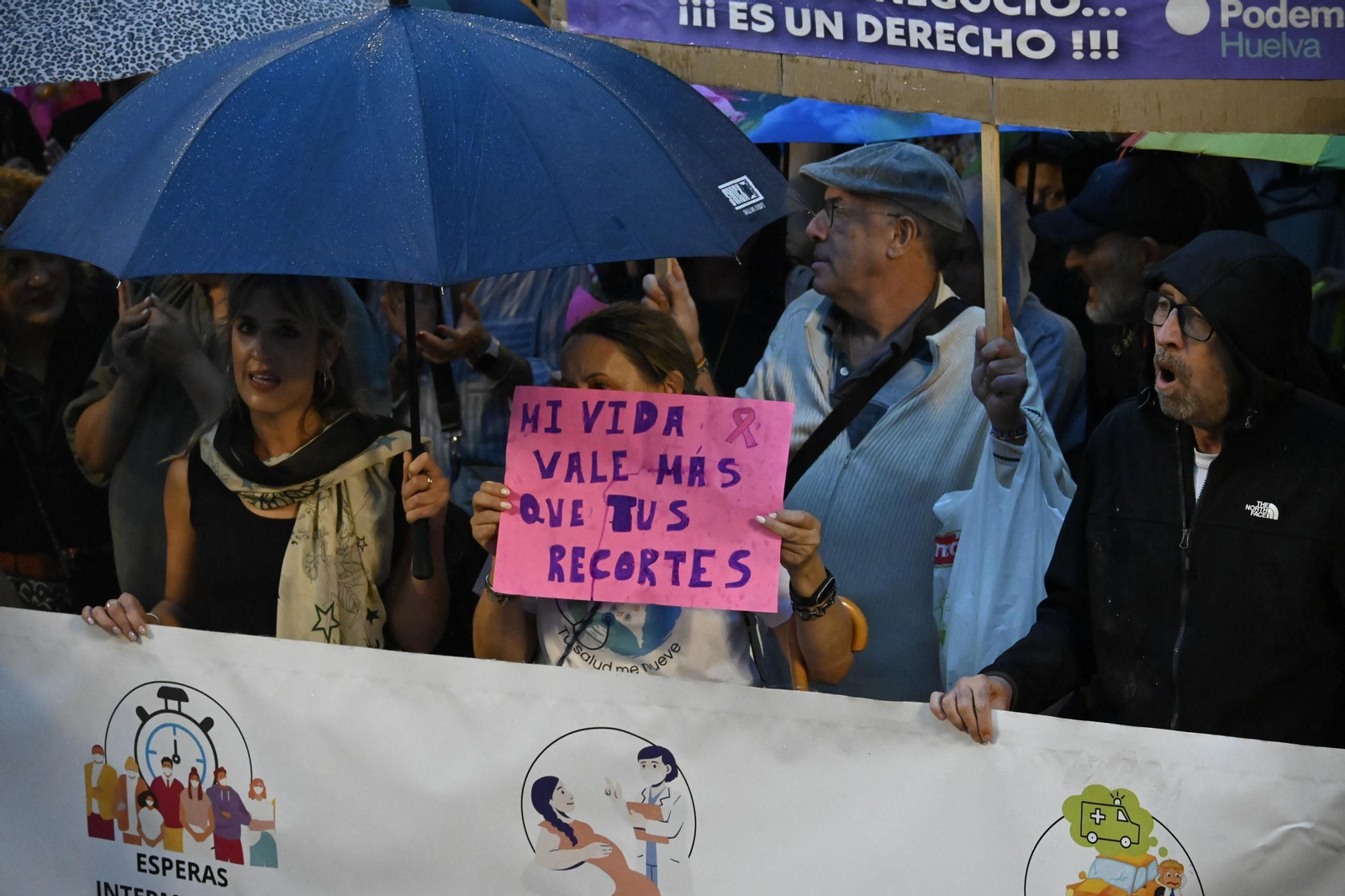 Las mejores imágenes de la manifestación por la sanidad en Huelva