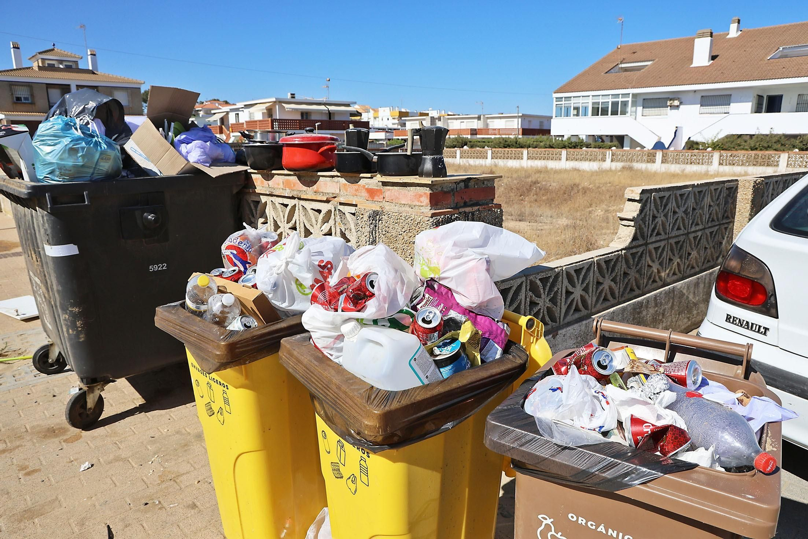 Basura acumulada en Punta Umbría.