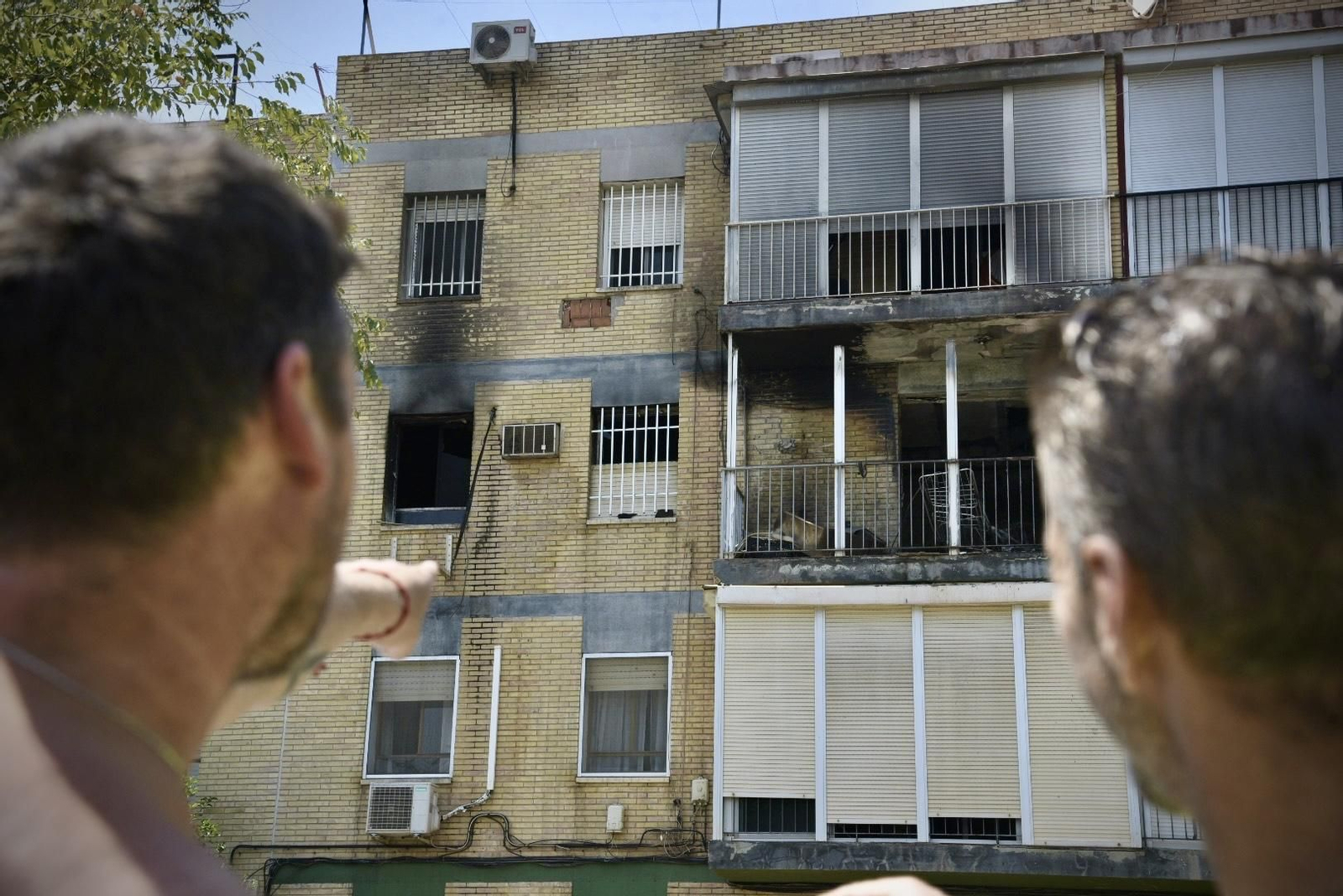 Aspecto del edificio de Alcalá de Guadaíra en el que se ha producido el incendio