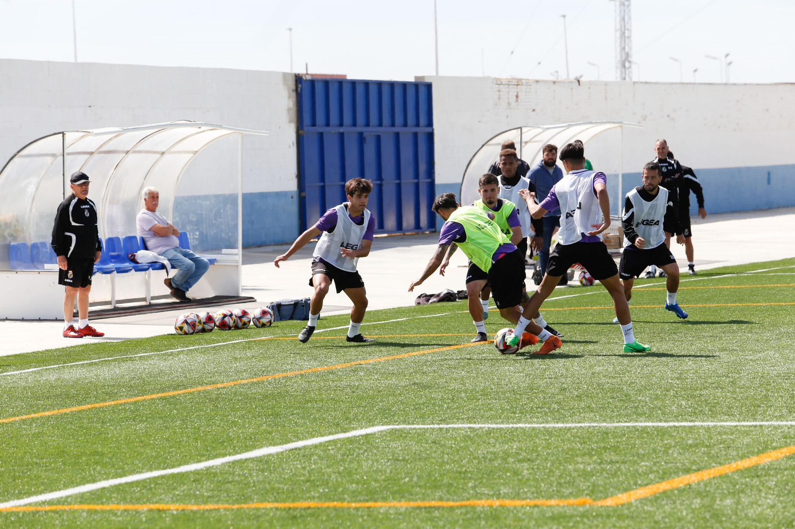 La Balona prepara sobre césped sintético el partido en Lebrija