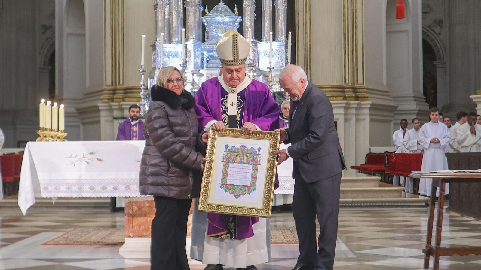 Entrega del nombramiento oficial a María del Carmen Sánchez, pregonera de la Semana Santa de Granada 2025