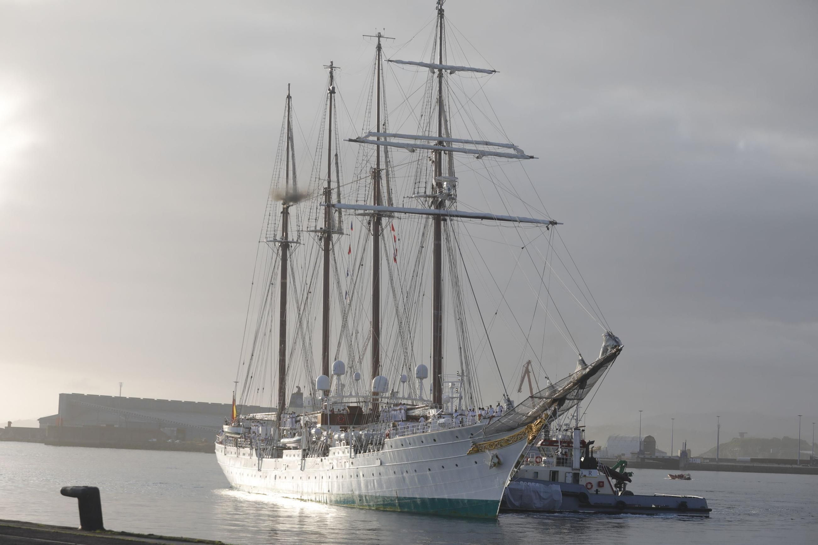 Las imágenes del 'Elcano' en su primera ciudad de vuelta a España, con la princesa Leonor a bordo