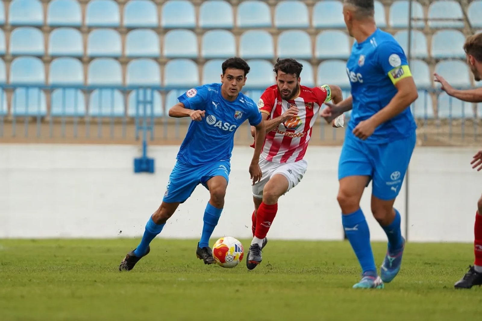 El central almeriense avanza con el balón durante un encuentro disputado este curso con el Motril.