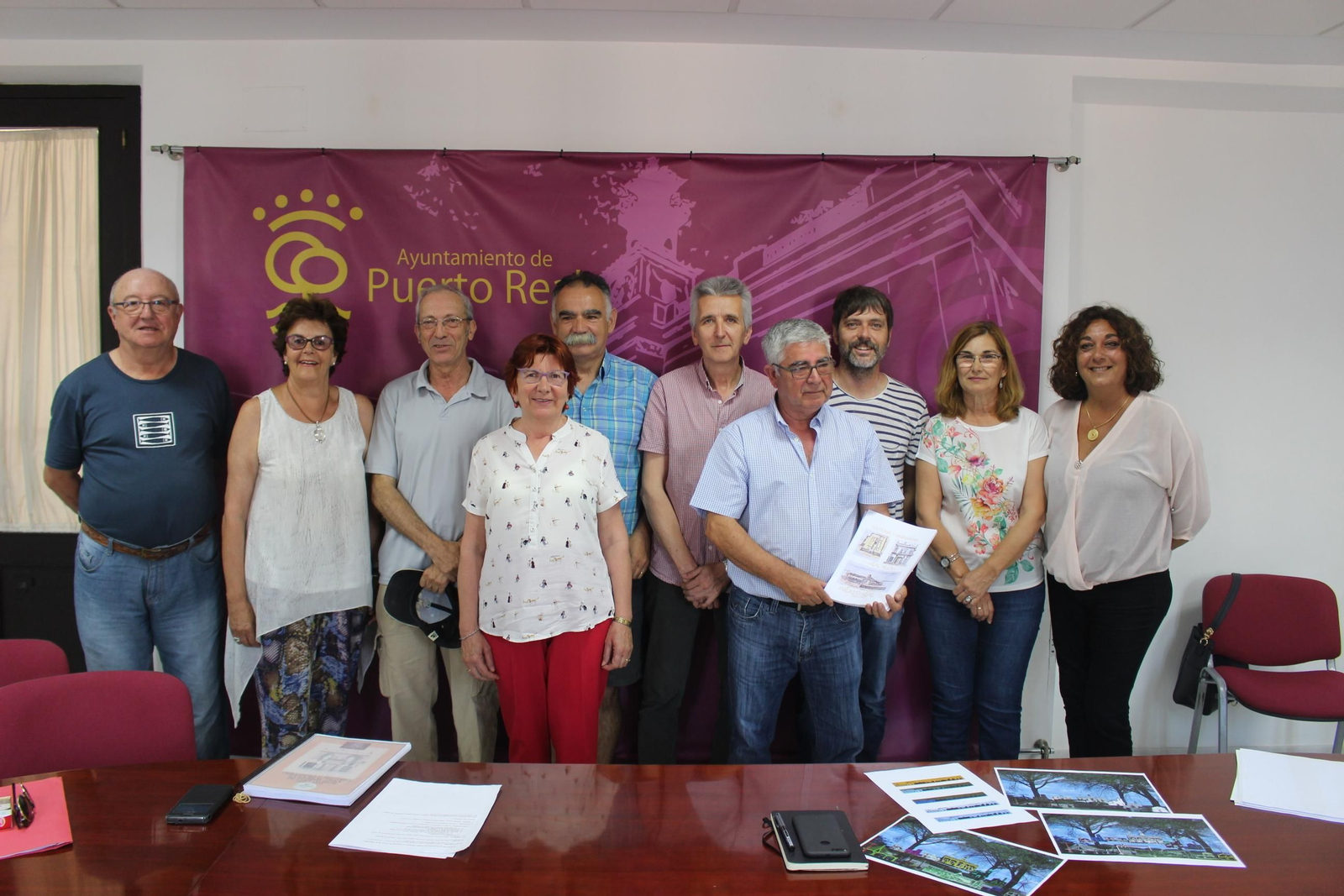 Alumnos del grupo de patrimonio del CEPER, junto al edil de Cultura, Alfredo Charques.