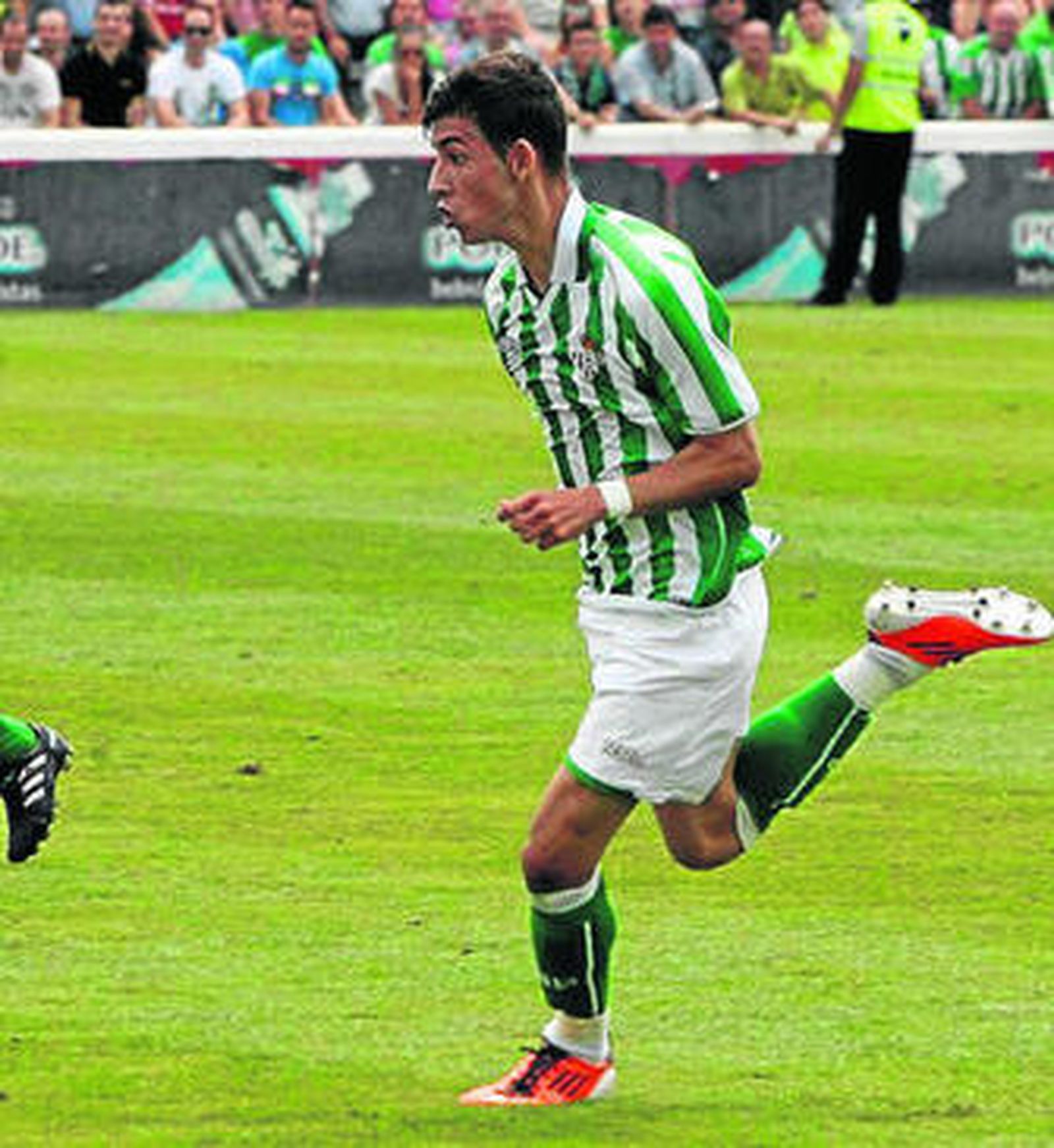 Vadillo conduce el balón durante un partido con el Betis B.