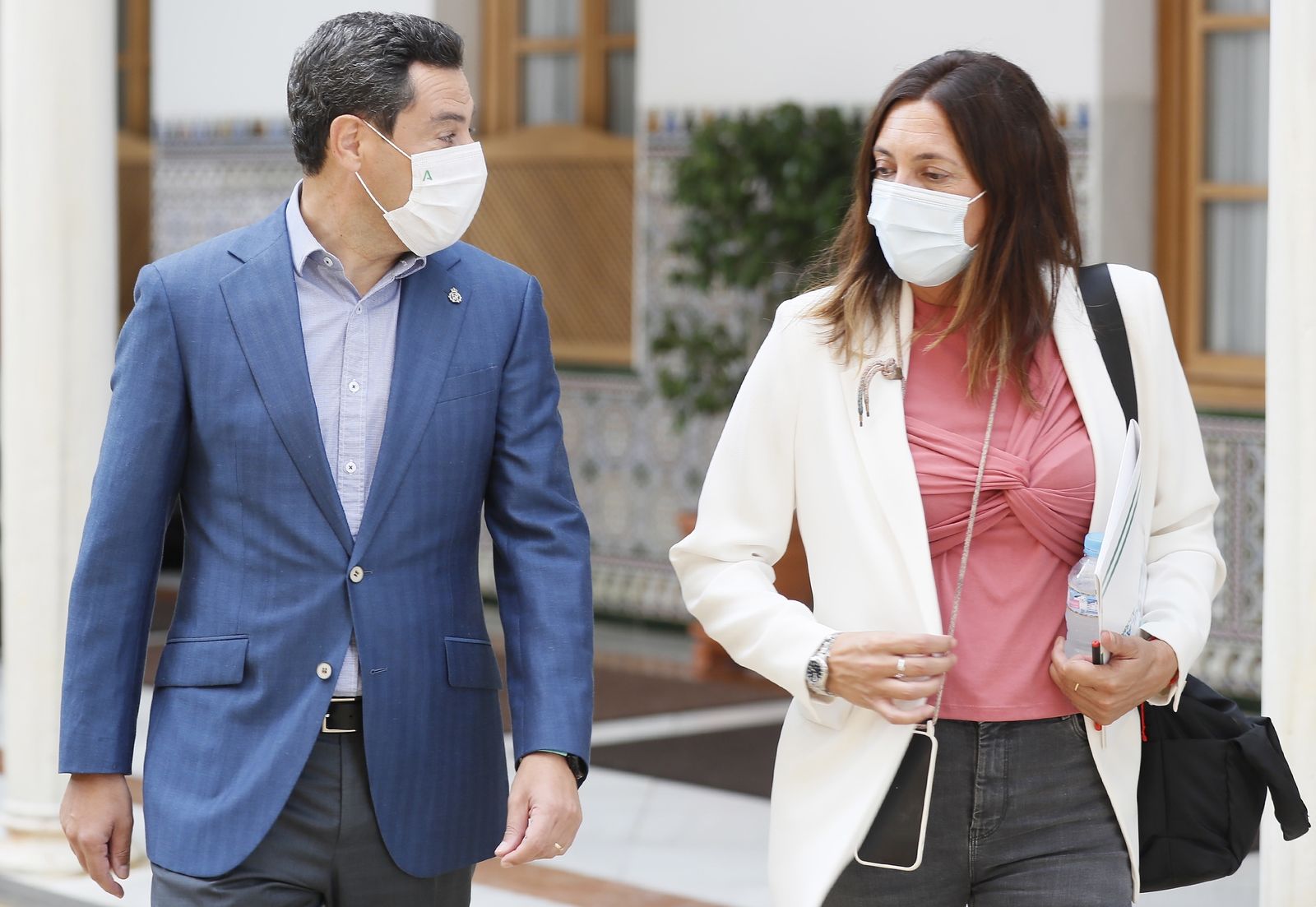 Juanma Moreno y Loles López, días atrás en el Parlamento andaluz.