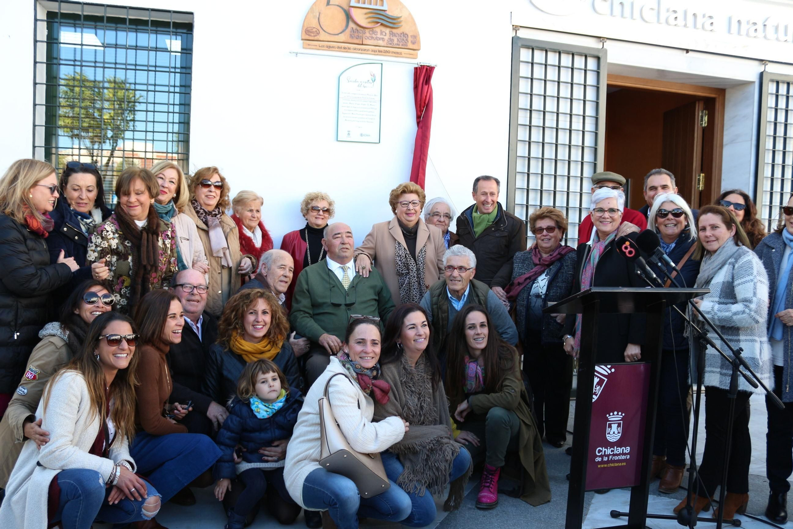 Acto de descubrimiento del azulejo dedicado a la fonda de María 'La Mónica'.