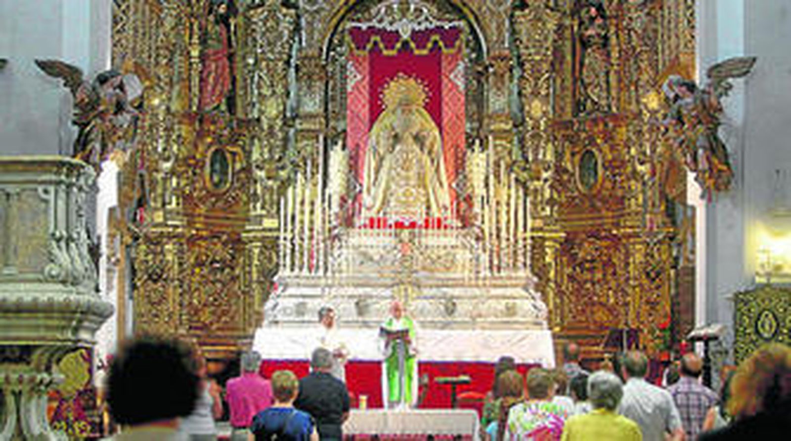 Altar extraordinario que ha instalado la cofradía de Las Penas para celebrar los cincuenta años de la Virgen de la Caridad.