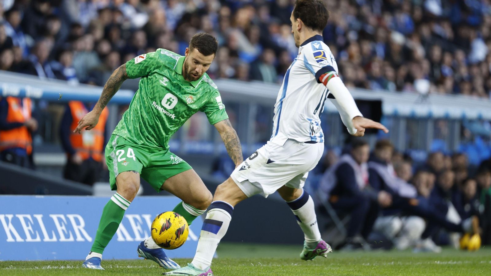 El centrocampista de la Real Sociedad Mikel Oyarzabal disputa un balón ante el defensa Aitor Ruibal.