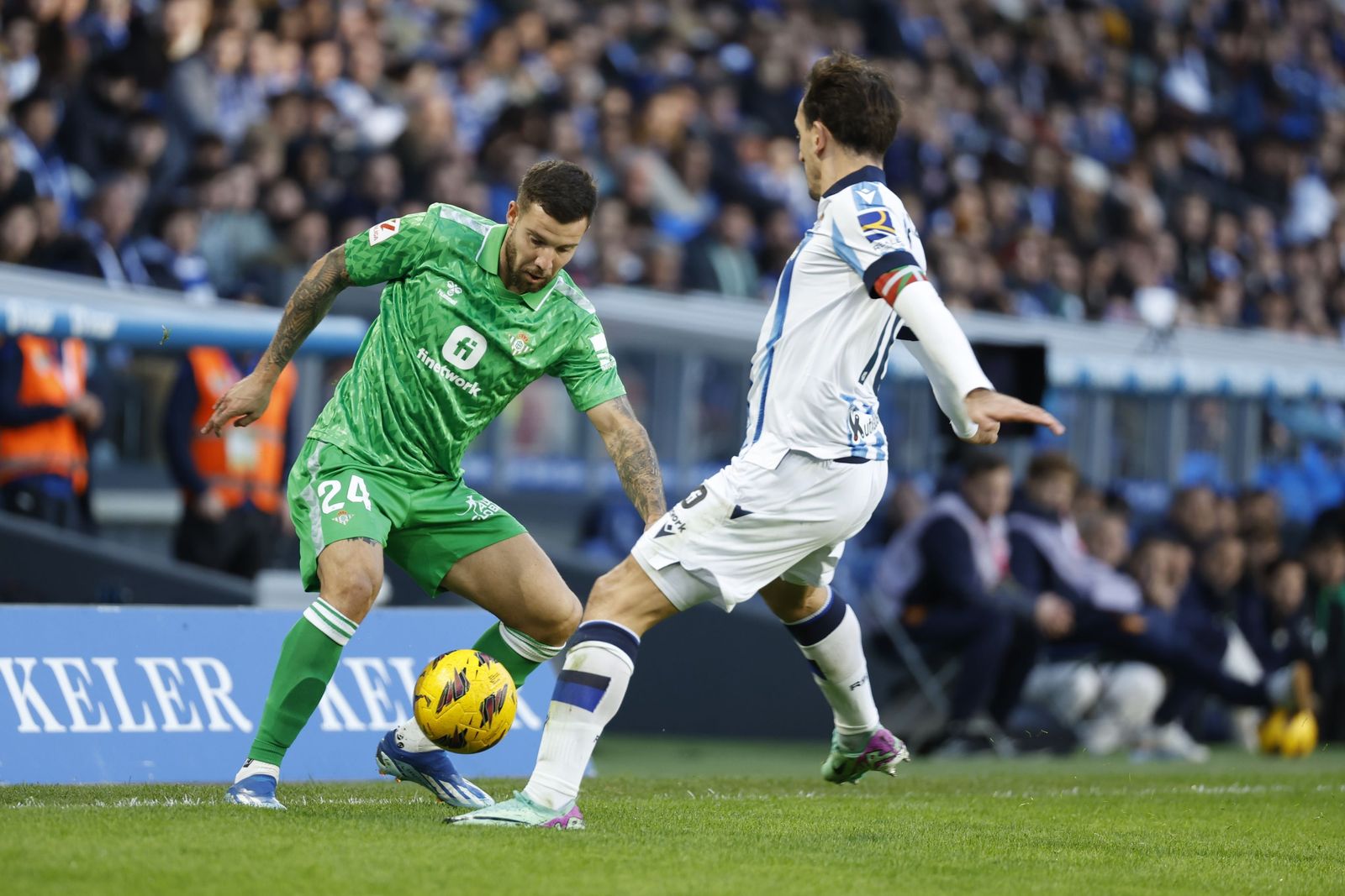 El centrocampista de la Real Sociedad Mikel Oyarzabal disputa un balón ante el defensa Aitor Ruibal.