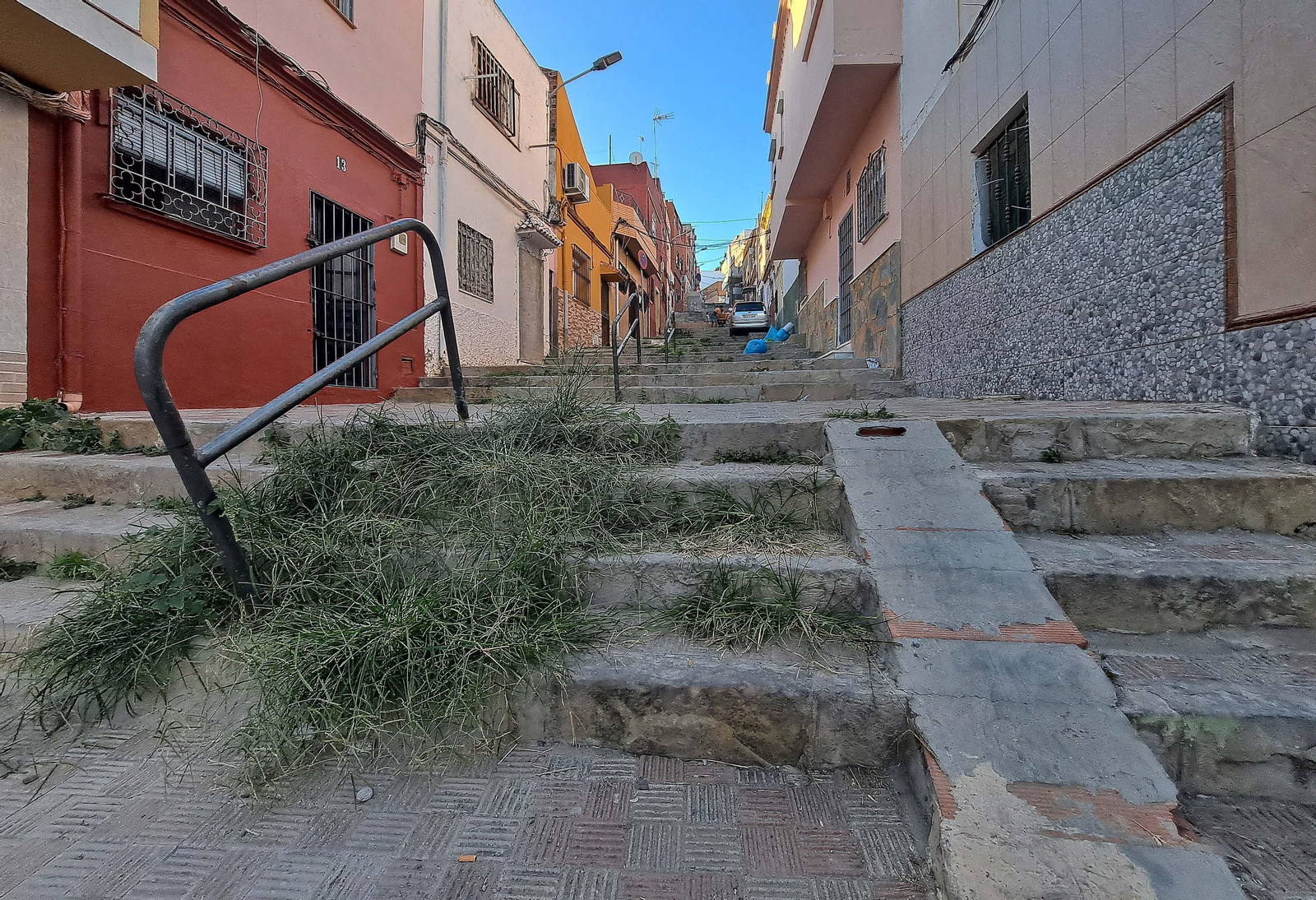 Una calle en la barriada de La Bajadilla, en Algeciras.