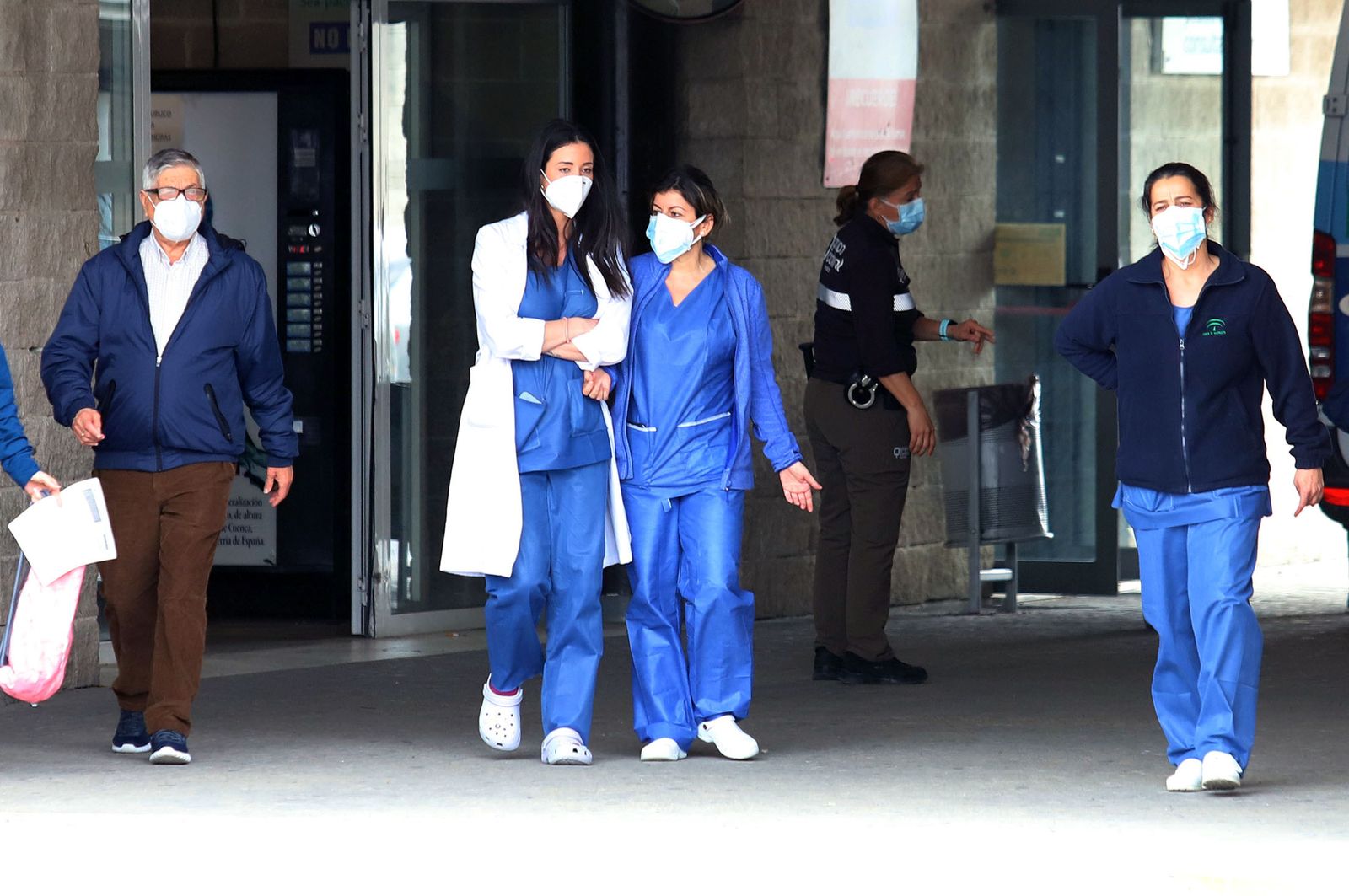 Personal sanitario en las dependencias del hospital Juan Ramón Jiménez de la capital onubense.