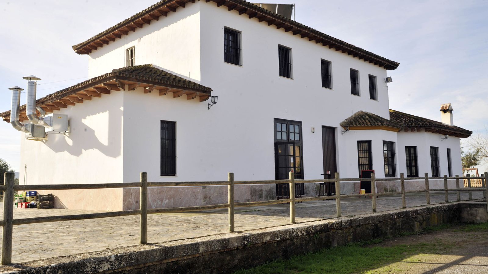 En la casa del guarda de la estación de Puerto Serrano se encuentra la sede de la Fundación Vía Verde de la Sierra y la oficina de información turística.