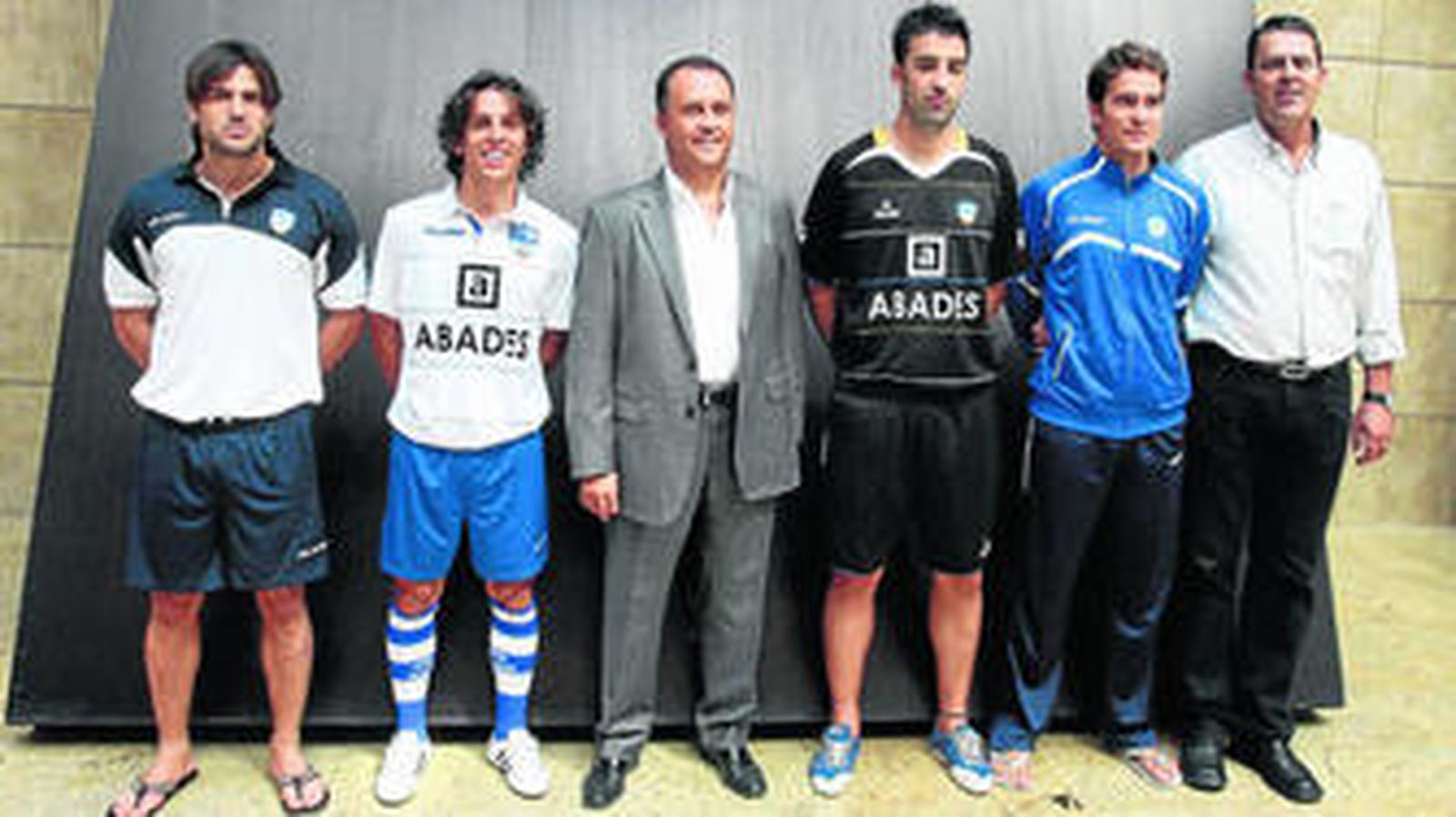 El presidente del Grupo Abades, Julián Martín, y el del Loja CD, Antonio Guardeño, posan junto a los jugadores con las equipaciones.