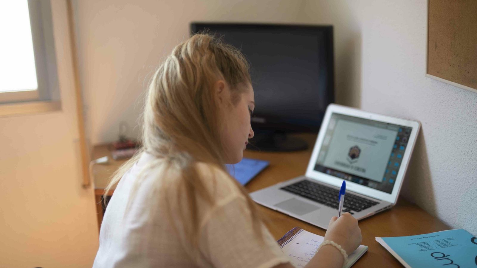 Una joven estudia en su habitación. Una joven estudia en su habitación.