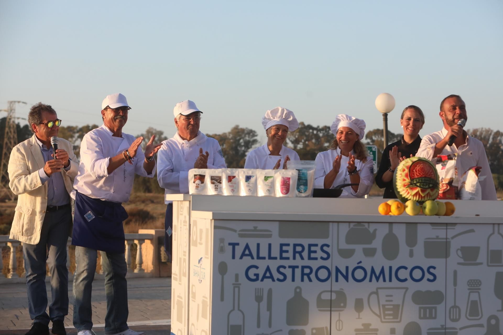 Show Cooking dedicado a los tortillitas de camarones celebrado en Bahía Sur.