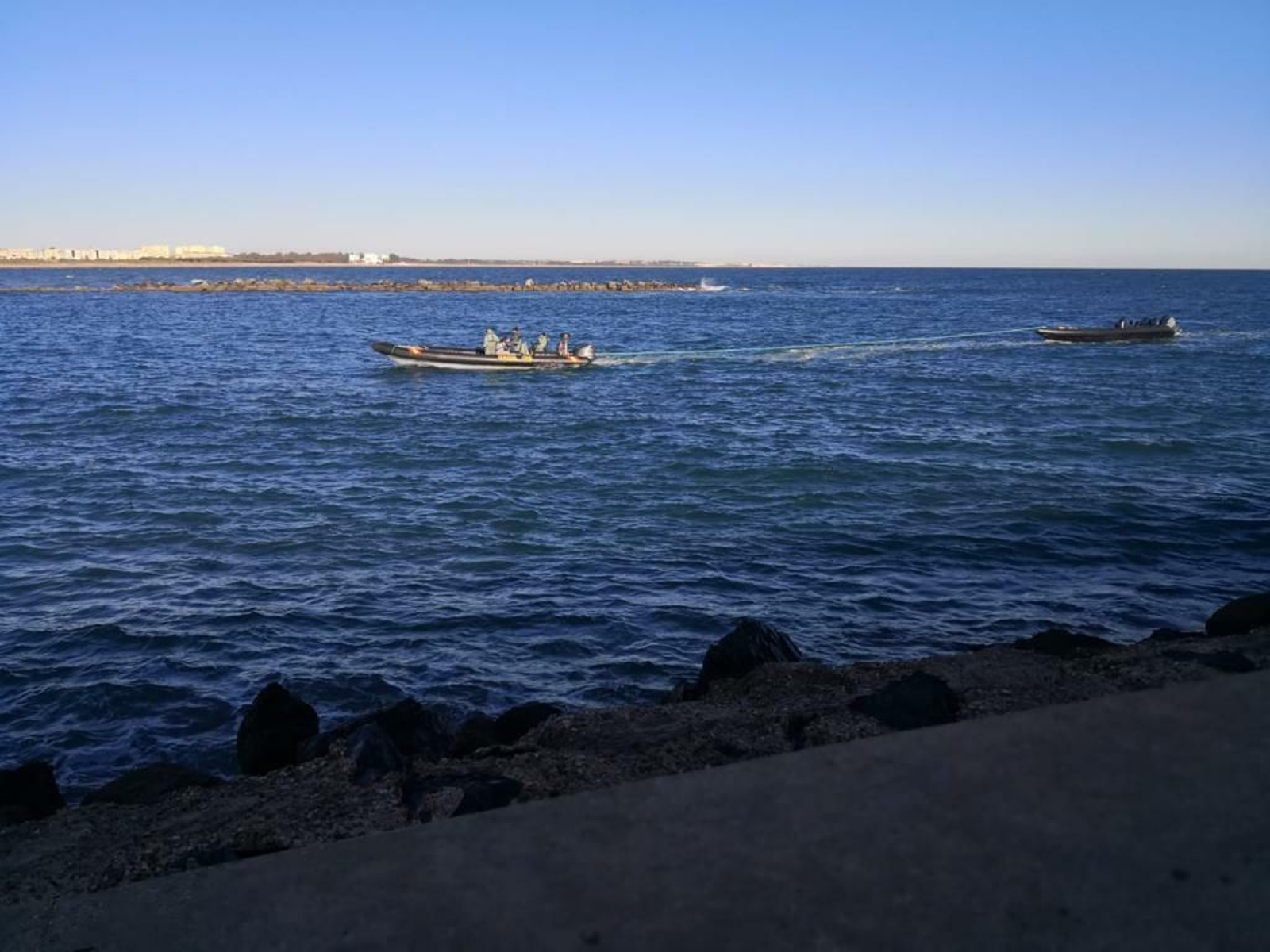 Una patrullera remirrígida de la Guardia Civil remolca una embarcación