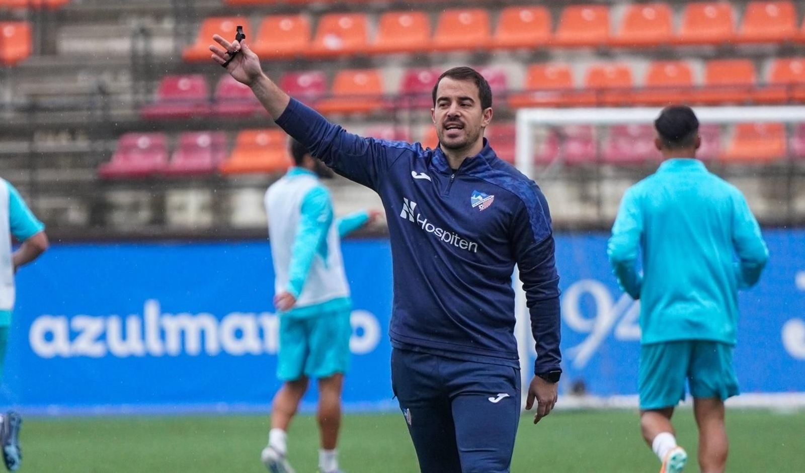 Manolo Sánchez se ha estrenado este miércoles con el primer entrenamiento del Estepona.