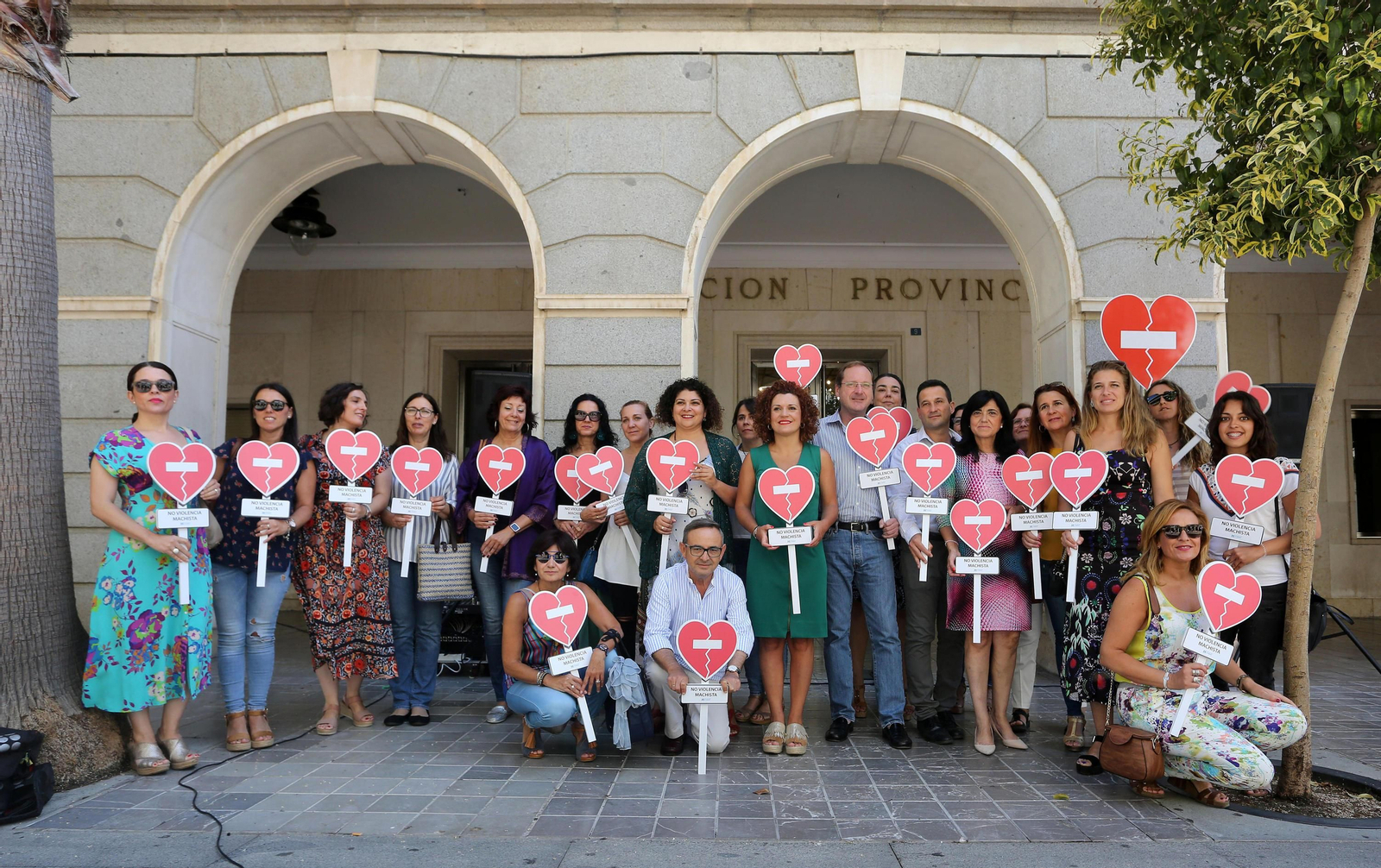 Foto de familia de los asistentes a la presentación de la campaña, a las puertas del ente provincial.